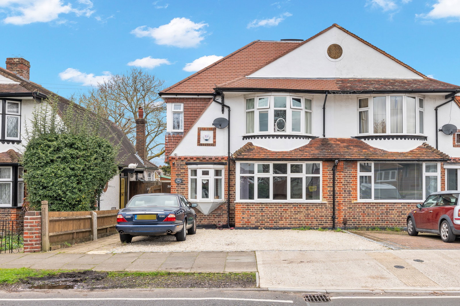 Semi Detached House for sale in Stoneleigh, Park Avenue West, Stoneleigh, Surrey, KT17 2NU, 1995 m²