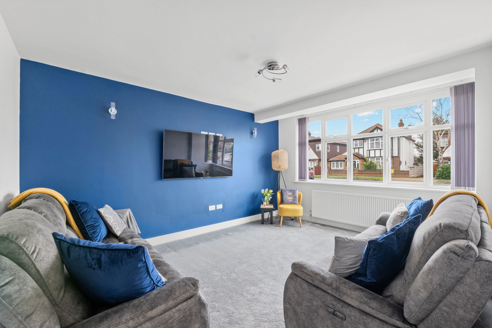 Semi Detached House for sale in Stoneleigh, Park Avenue West, Stoneleigh, Surrey, KT17 2NU, 1995 m²