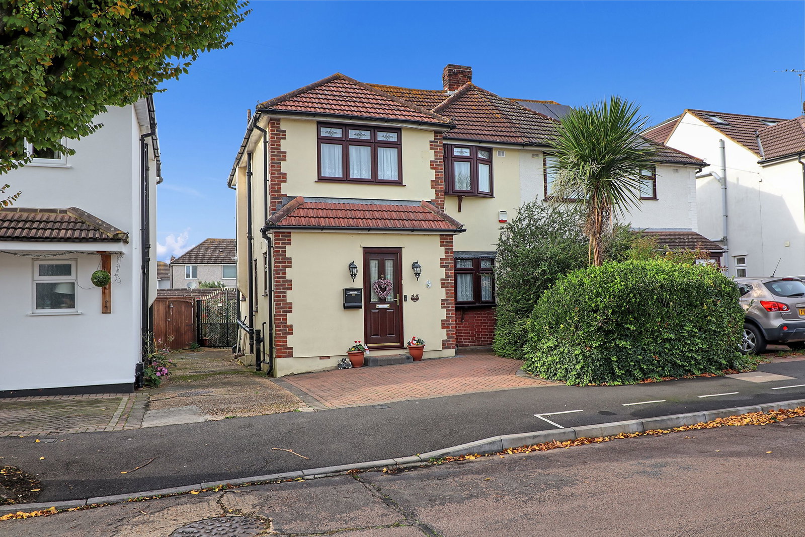 Semi Detached House for sale in Hornchurch, Laburnum Walk, Hornchurch, Havering, RM12, 1063 m²