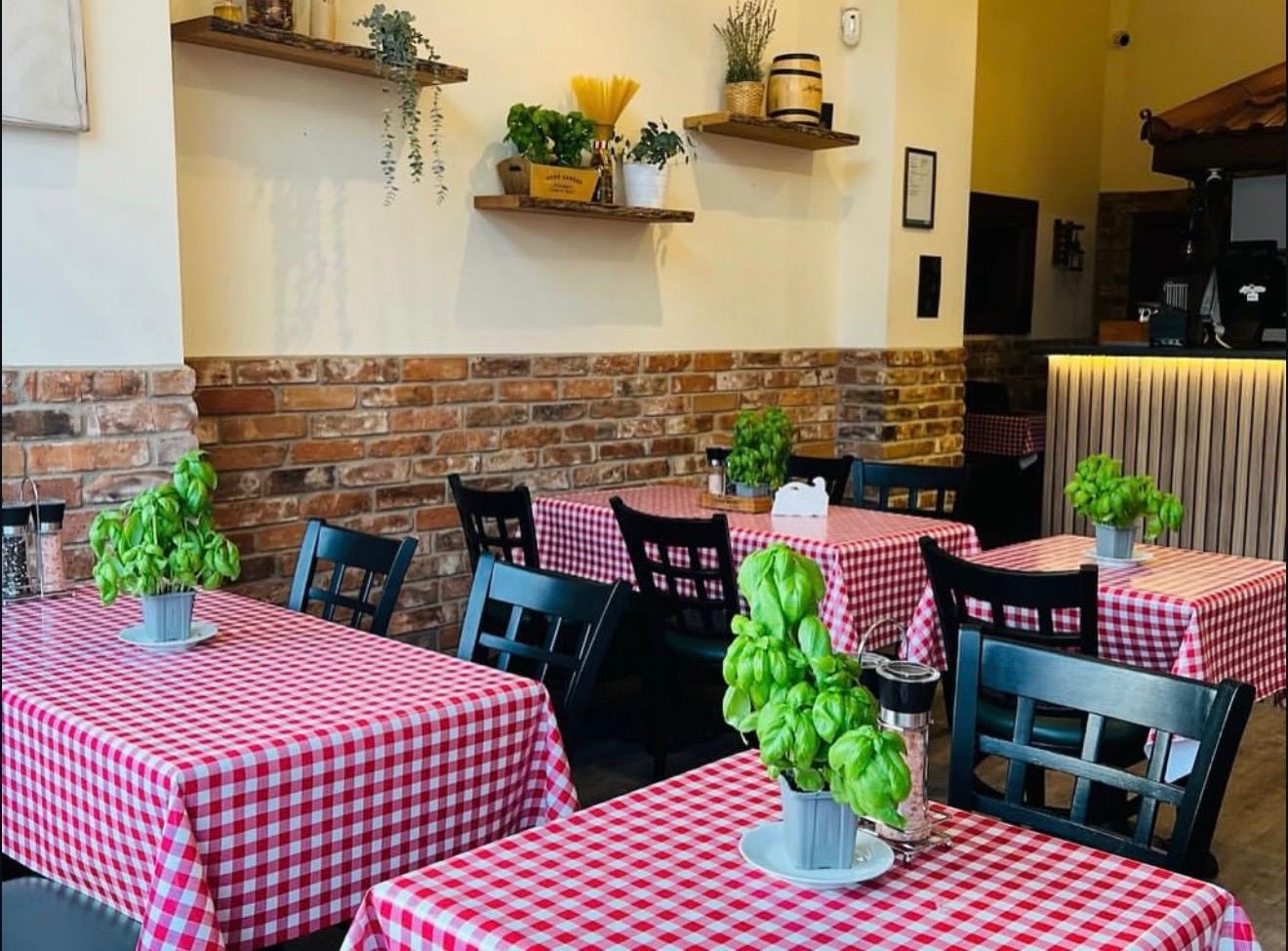 Restaurant for rent in Greater London, 70 High Street, Edgware, Greater London, HA8 7EJ, 61 ft²
