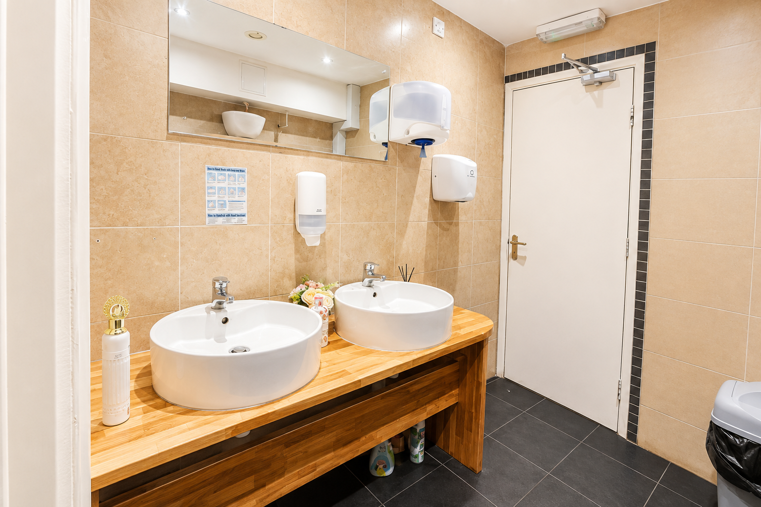 Restaurant for rent in Greater London, 36 High Street, Northwood, Greater London, HA6 1BN, 2932 ft²