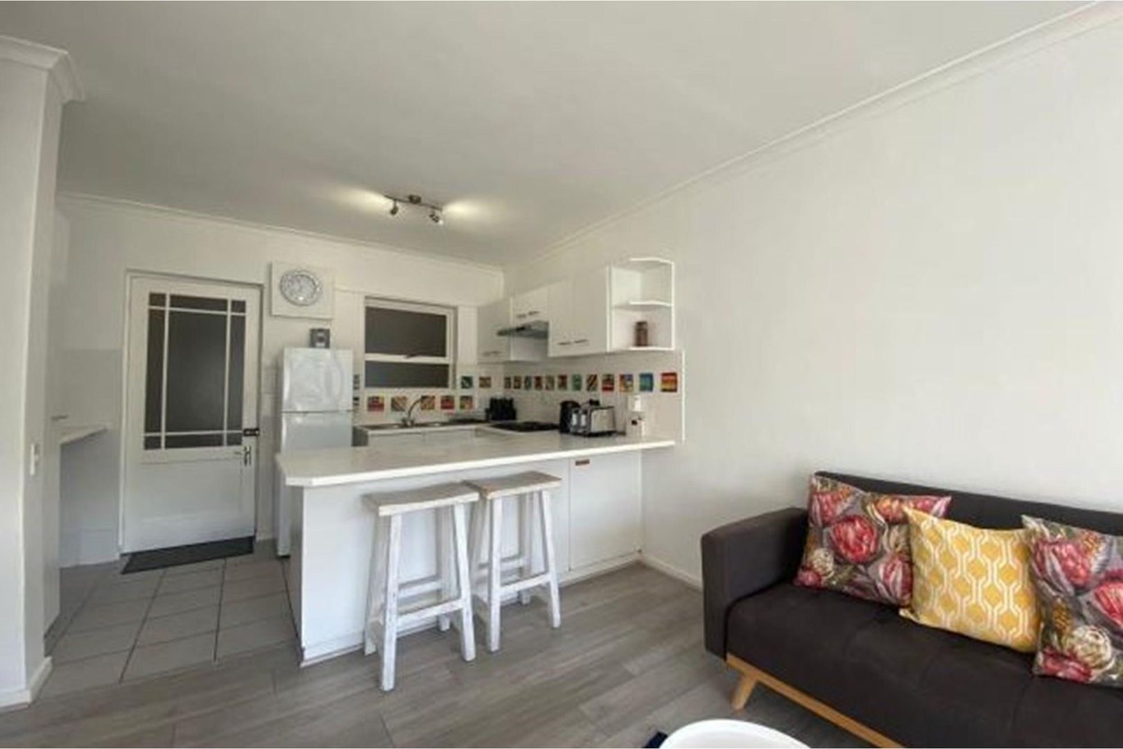 1-Bedroom Furnished Apartment To Rent in Hermanus Central, Hermanus