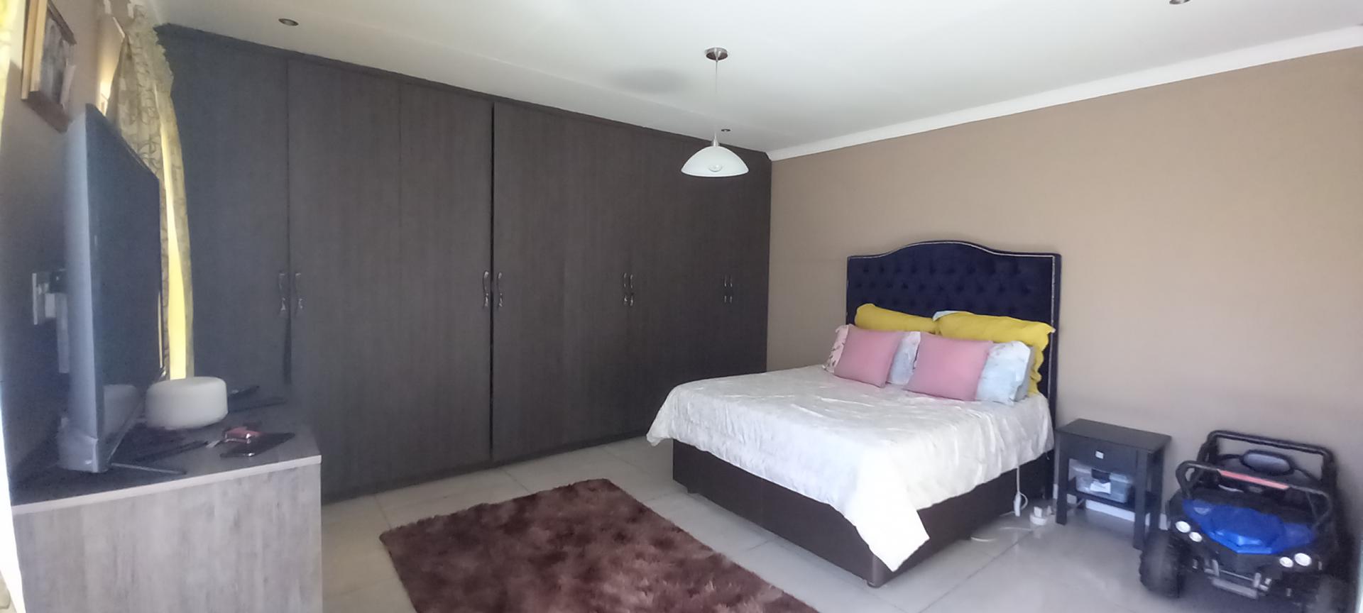 Guest House For Sale in Mid Ennerdale, Johannesburg