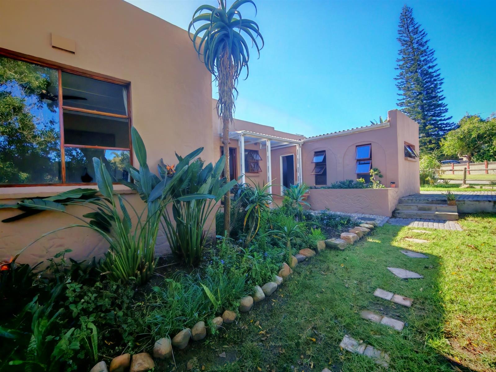 Pet friendly 3bed House plus flatlet set in tranquil gardens to let R20k in Old Place, Knysna