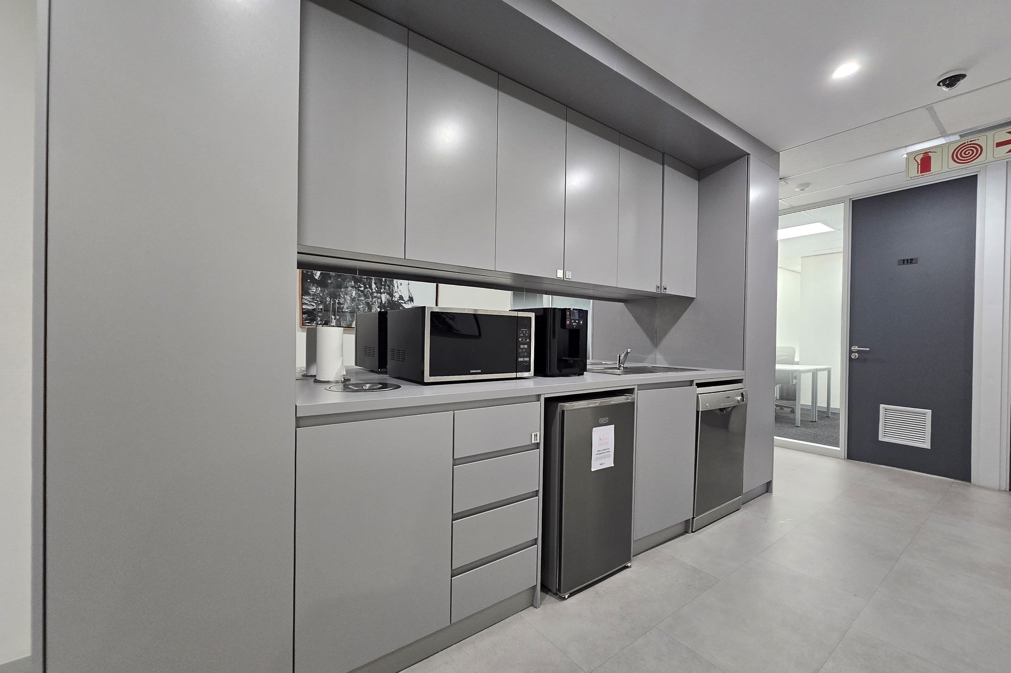 Elevate your workspace with this modern 6-person office