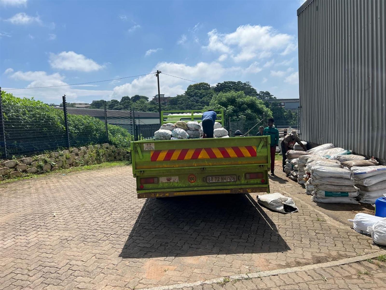Warehouse in secure park to let.