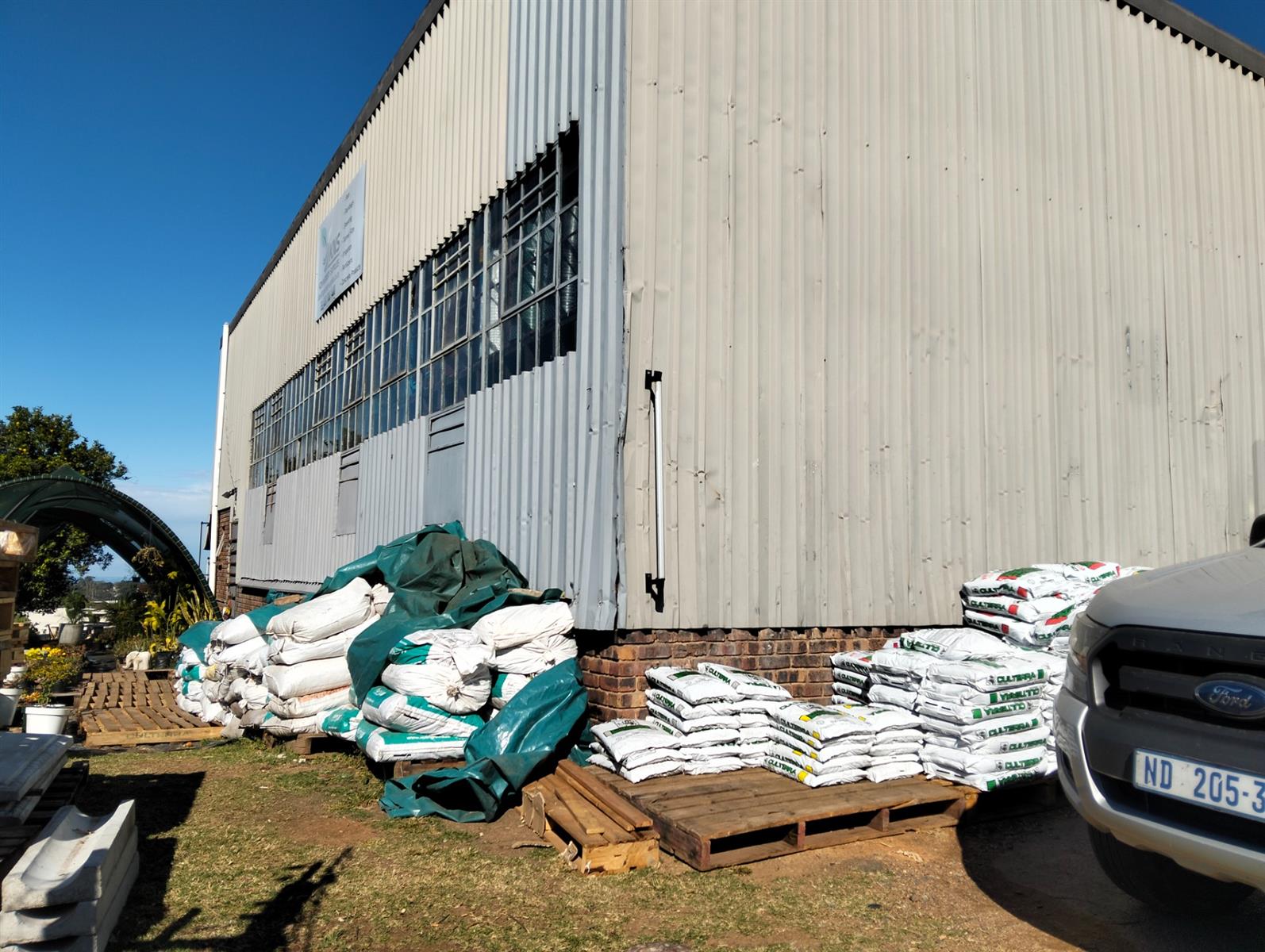 Warehouse in secure park to let.