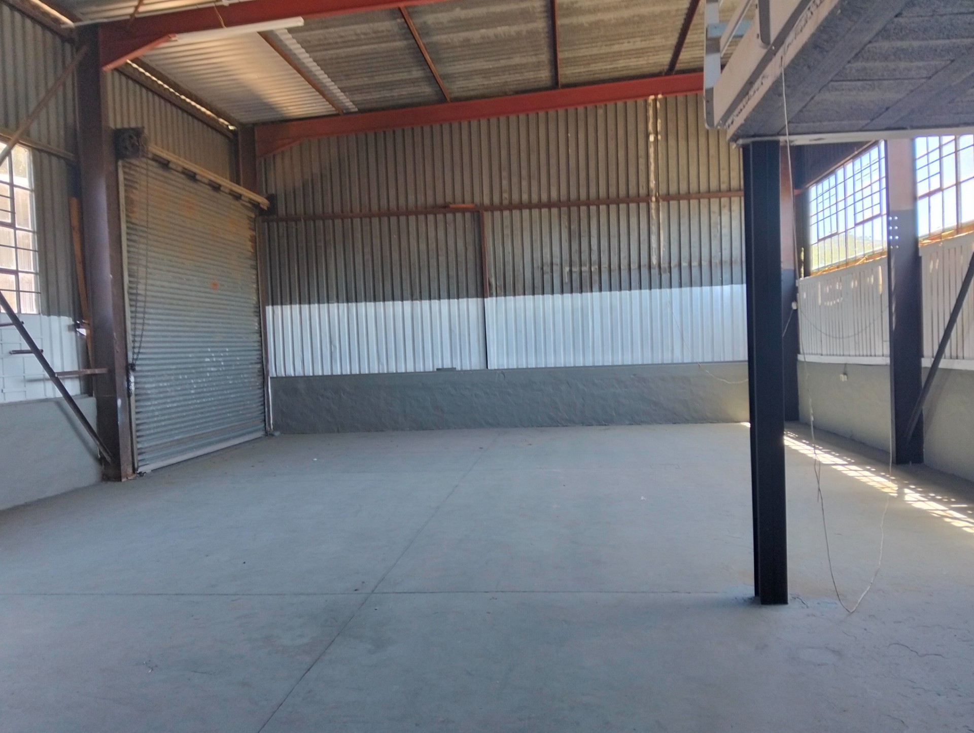 Mini warehouse to let in prime westmead location.