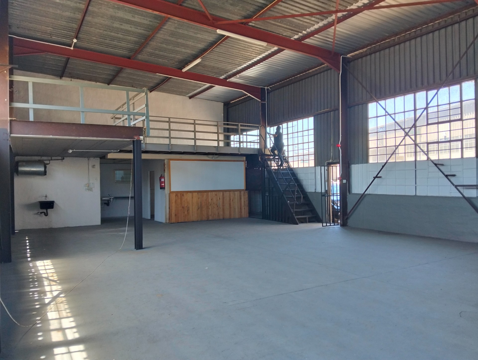 Mini warehouse to let in prime westmead location.