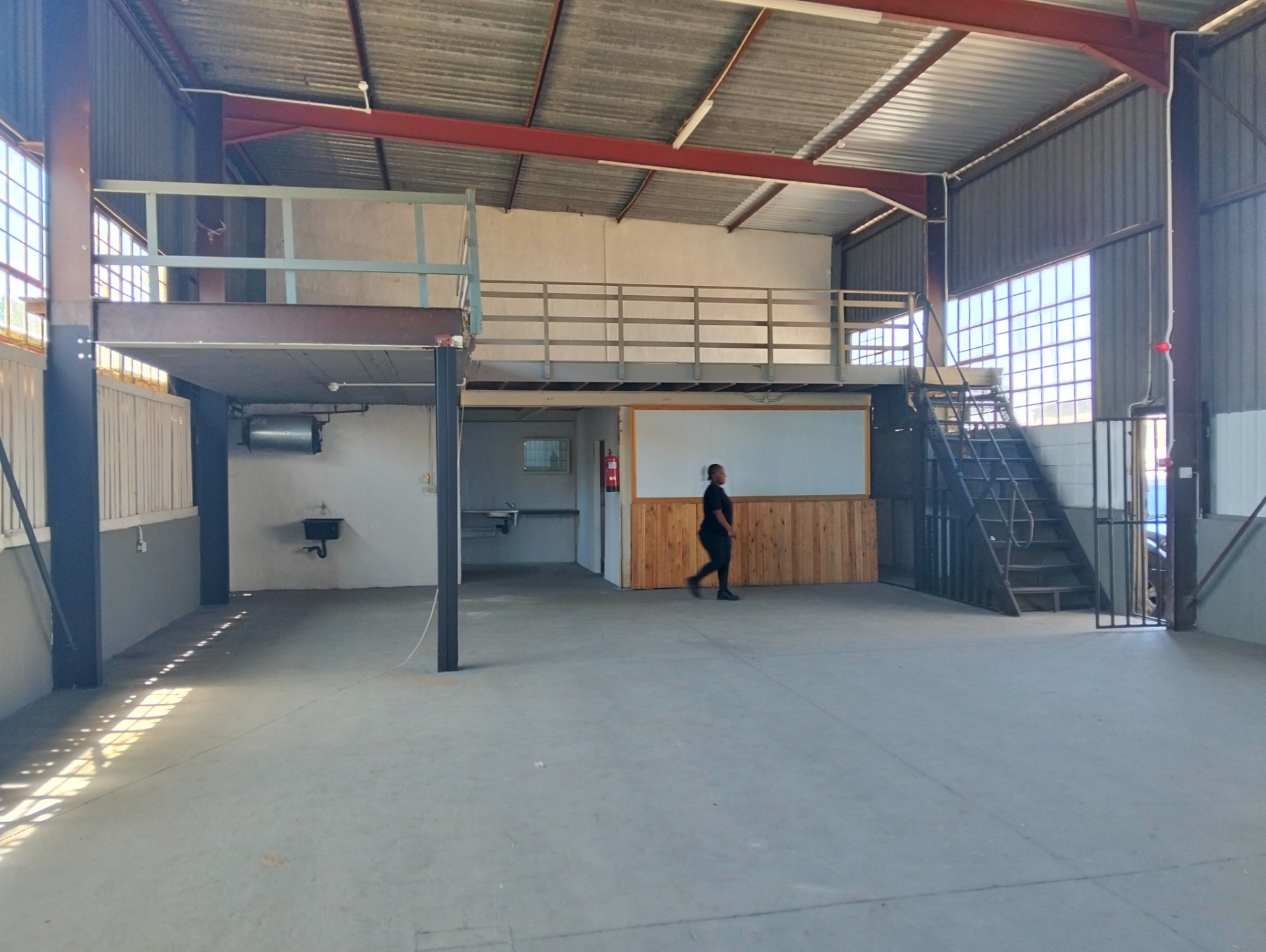Mini warehouse to let in prime westmead location.