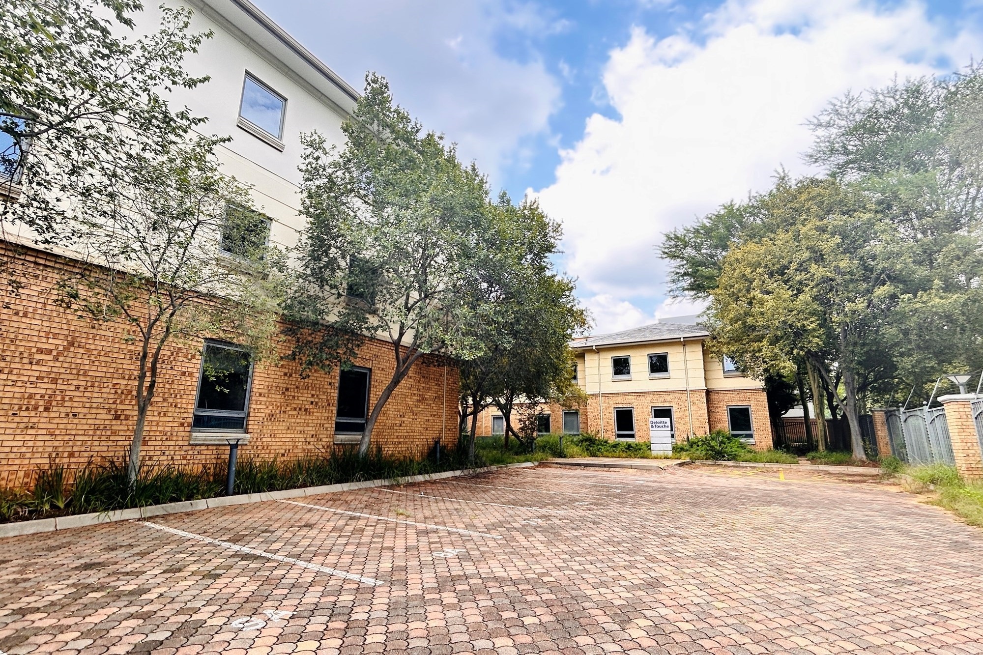 Prestigious Corporate Headquarters in Brooklyn | 3 720m² GBA | Prime Location