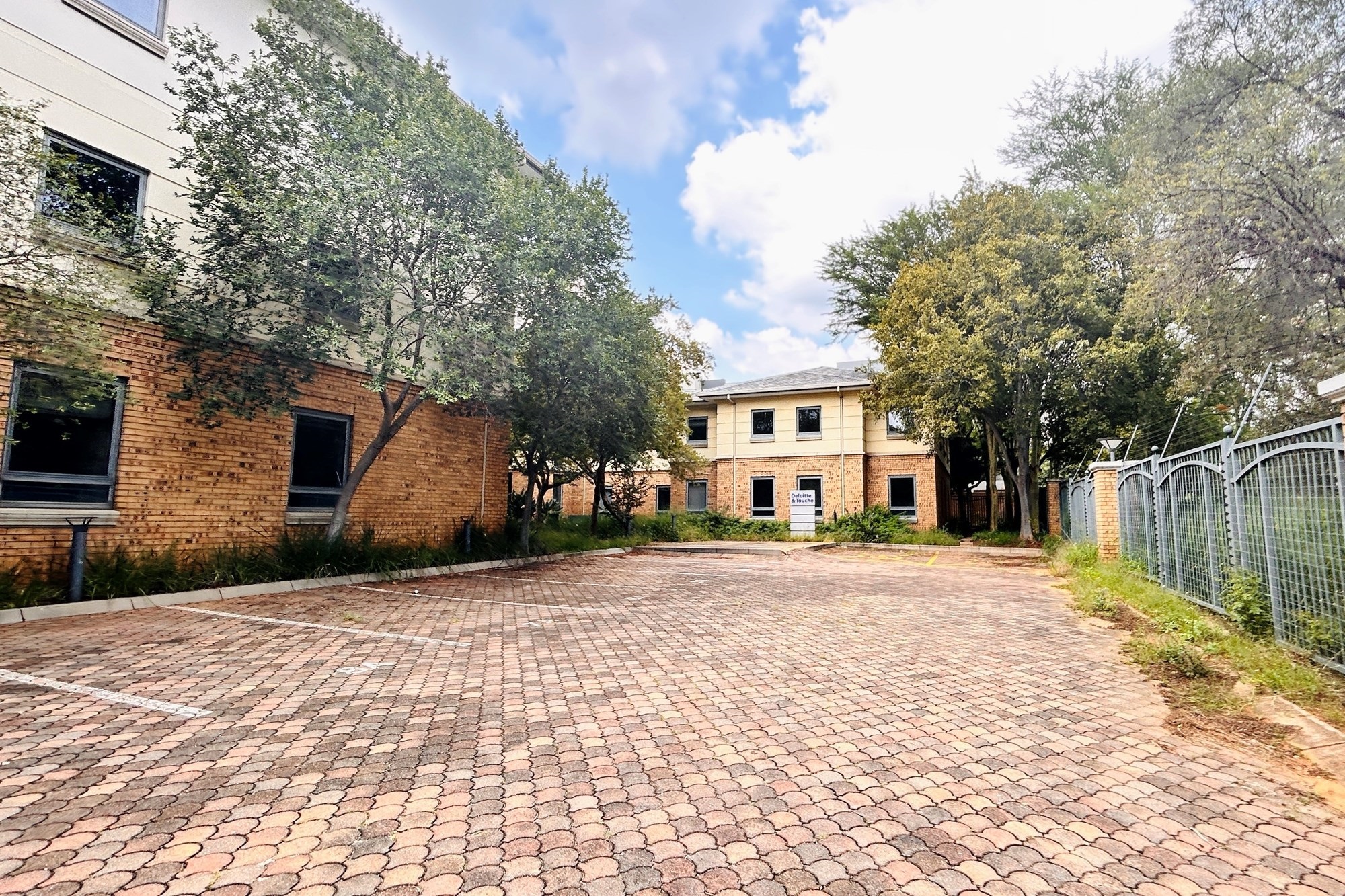 Prestigious Corporate Headquarters in Brooklyn | 3 720m² GBA | Prime Location