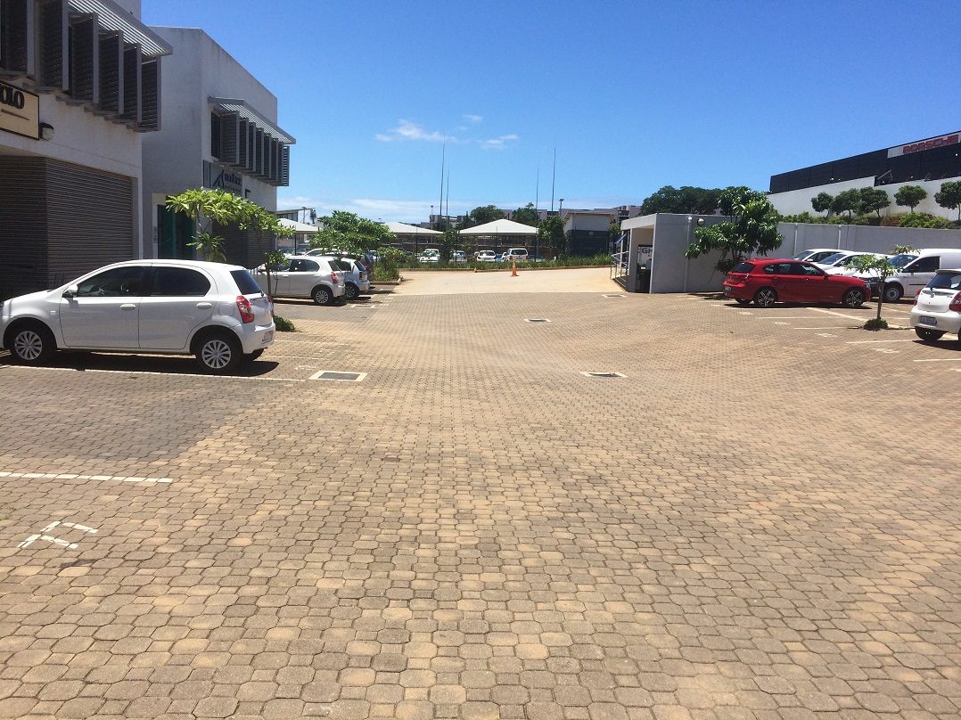 Retail warehouse behind gateway with security and good parking.