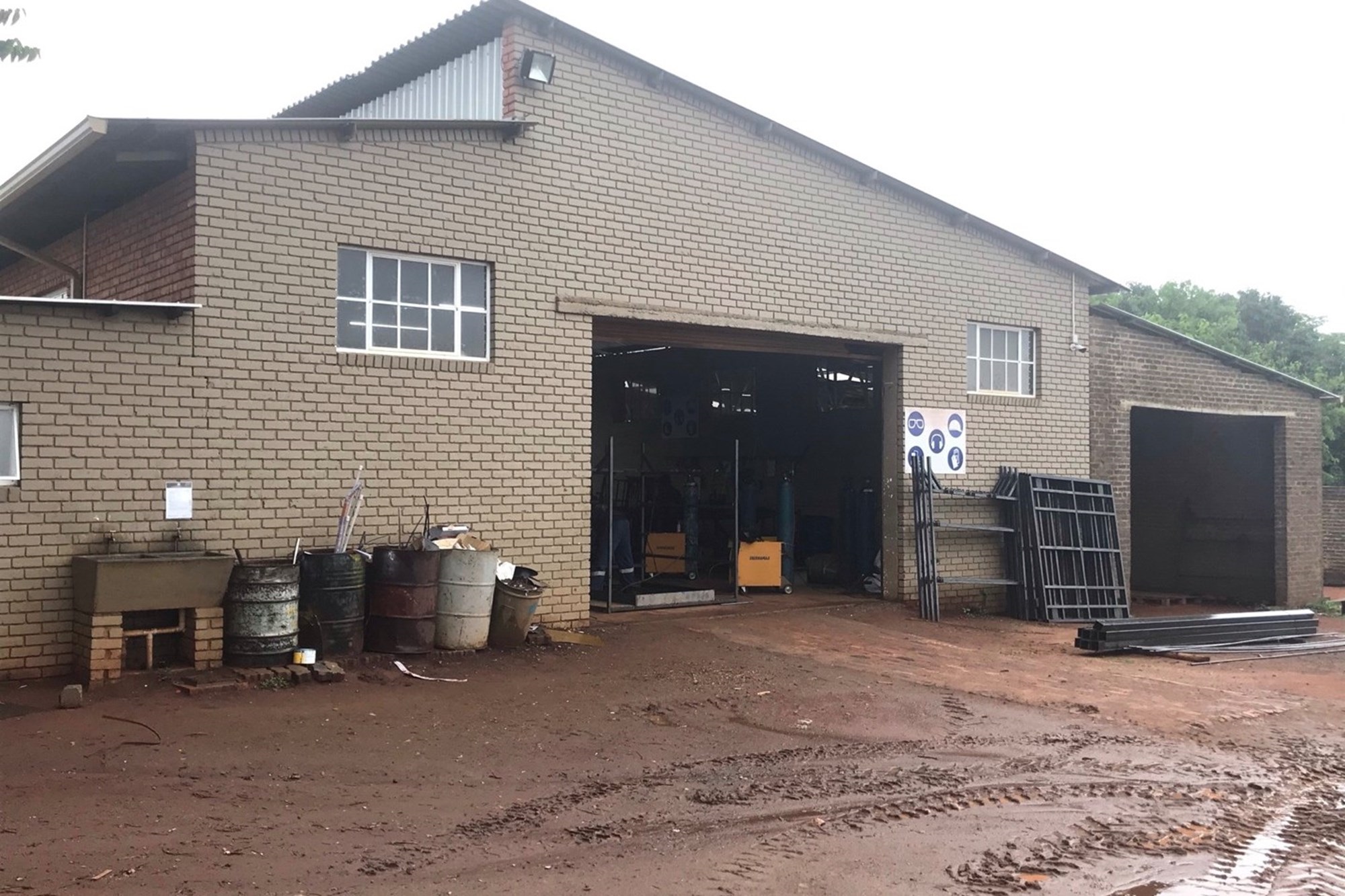 13.6 Ha Farm with 5 Houses, Offices and Warehouse
