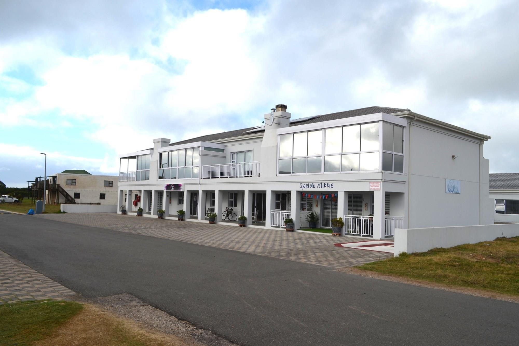 Commercial Property with Studio flat and garage unit for sale Gouritsmond