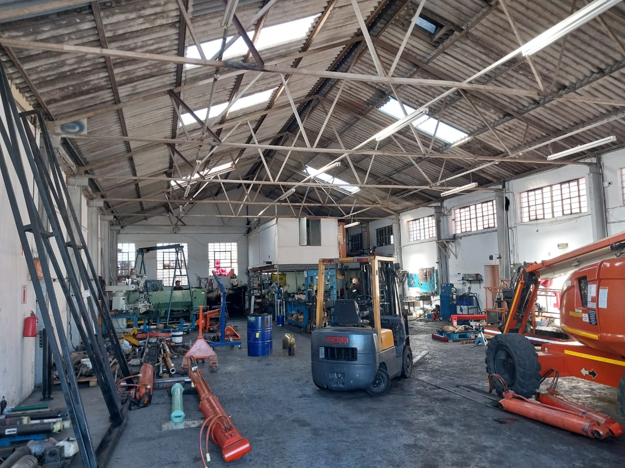 Warehouse to let with high visibility