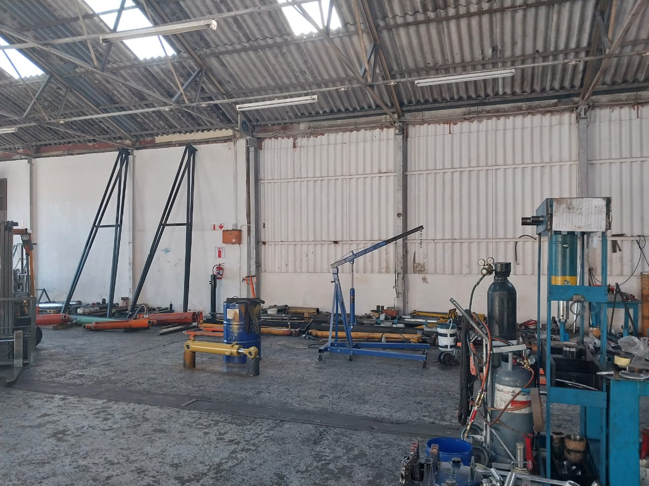 Warehouse to let with high visibility