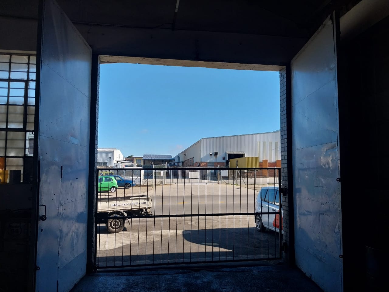 Warehouse to let with high visibility