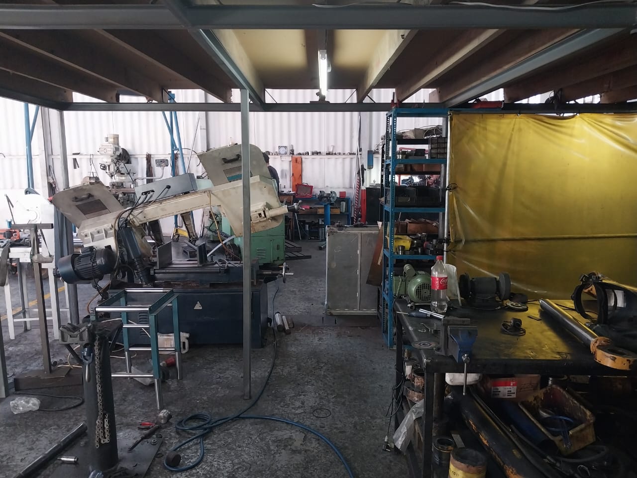 Warehouse to let with high visibility
