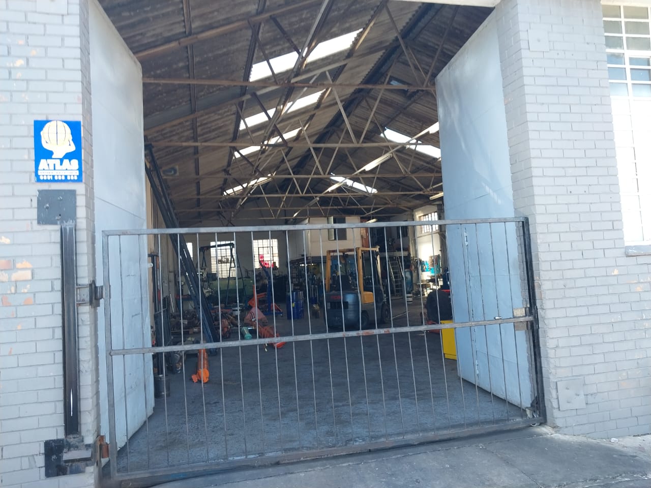 Warehouse to let with high visibility