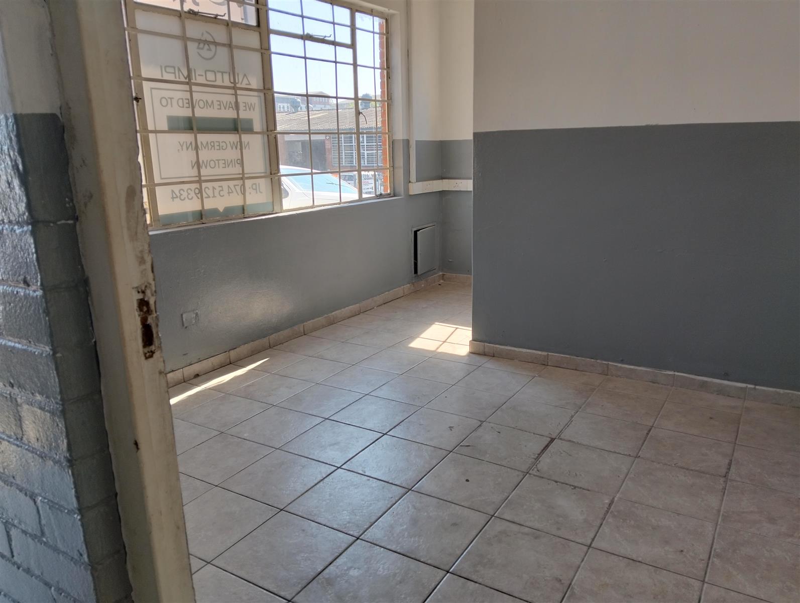 Workshop or general warehouse on main road front to let or buy.