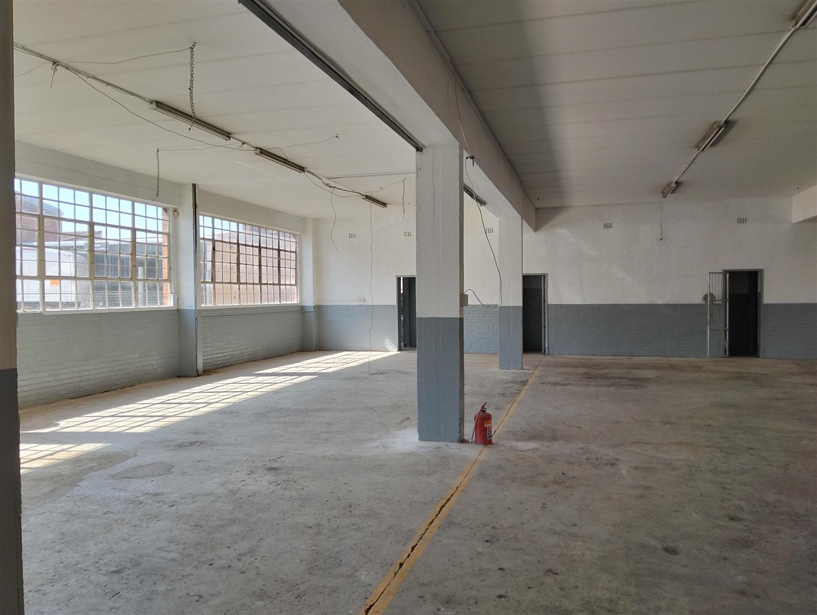 Workshop or general warehouse on main road front to let or buy.