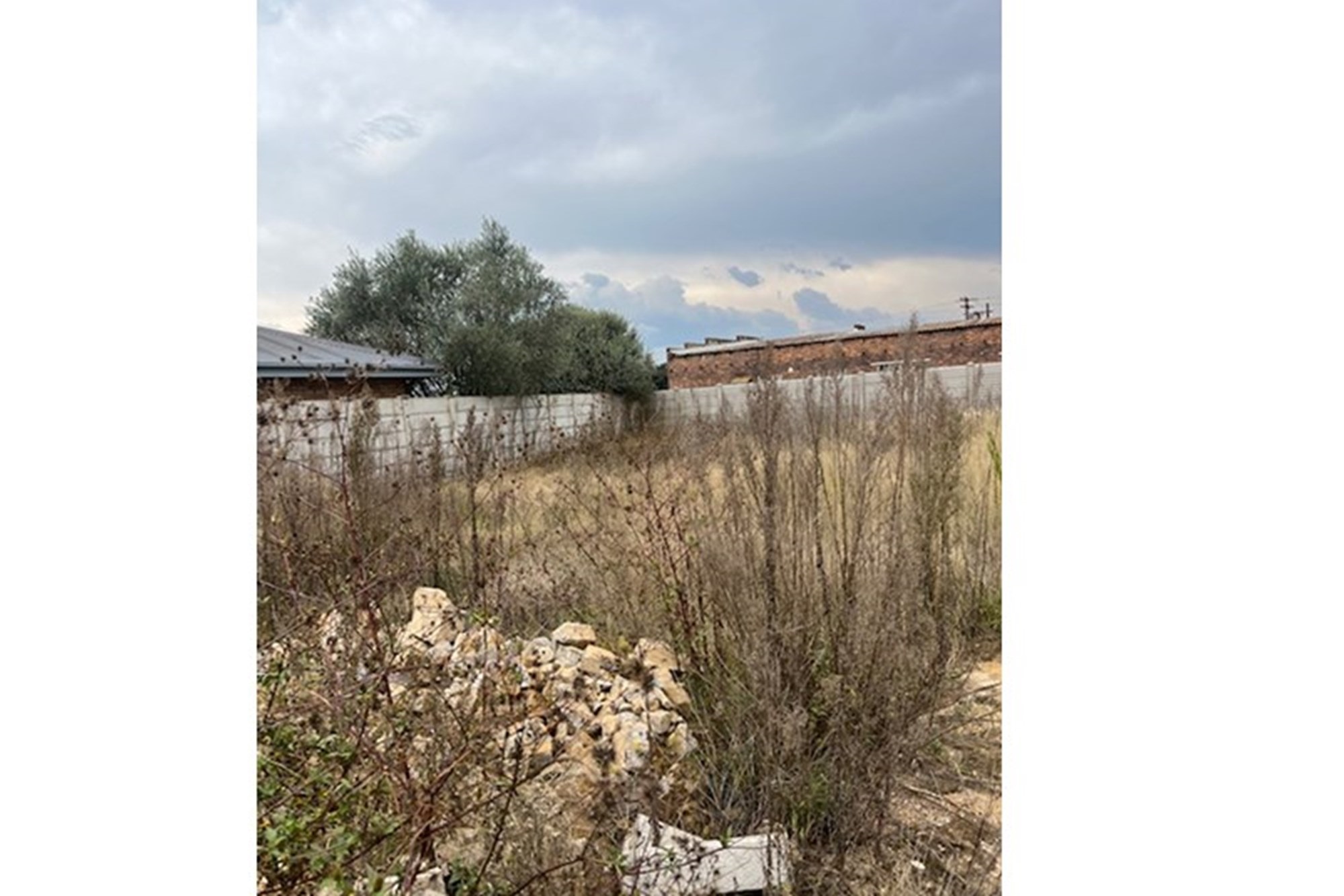 Commercial vacant stand fully walled