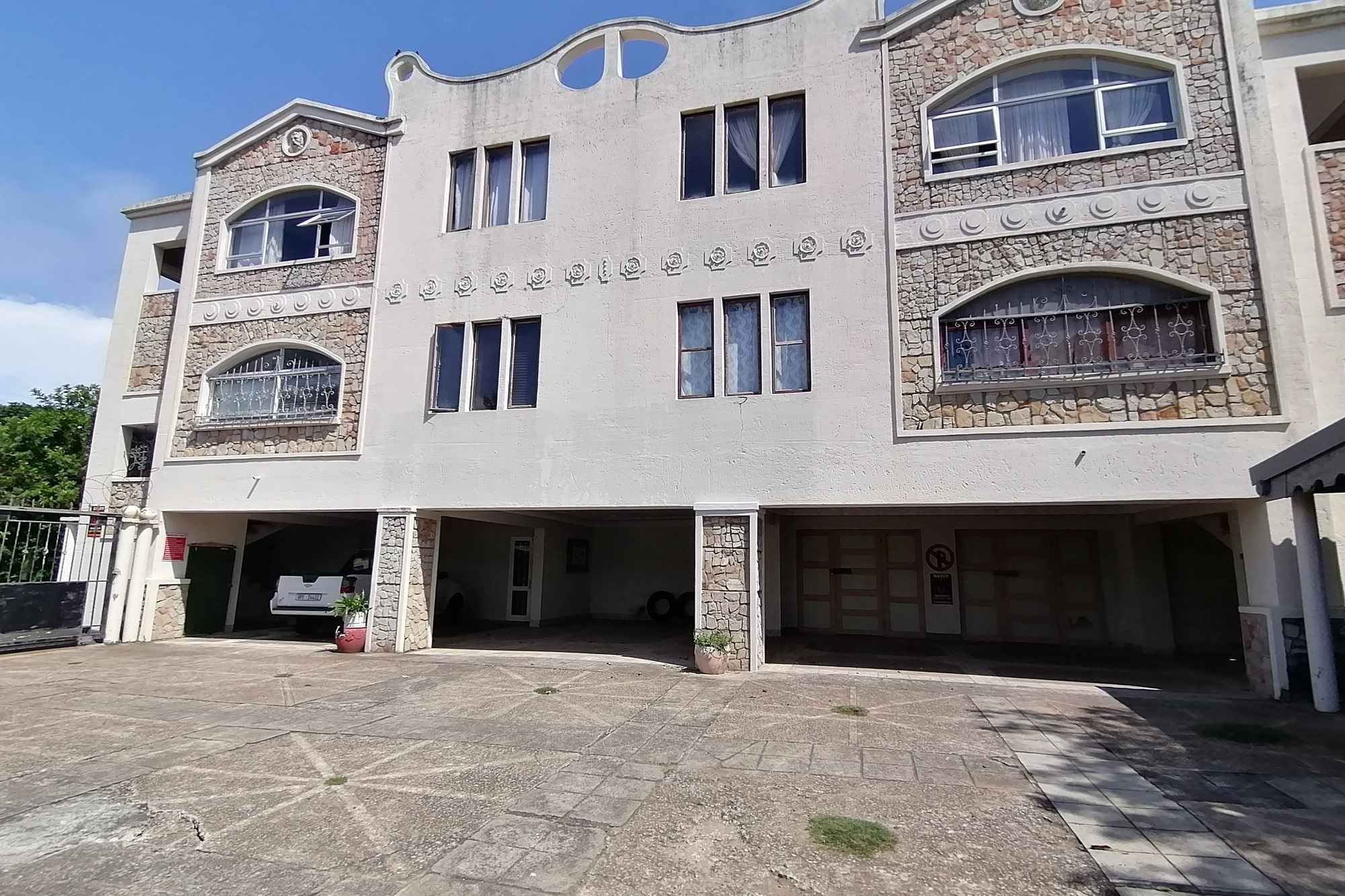 Margate. Calling All Investors, Sectional Title Building With Four Large Units