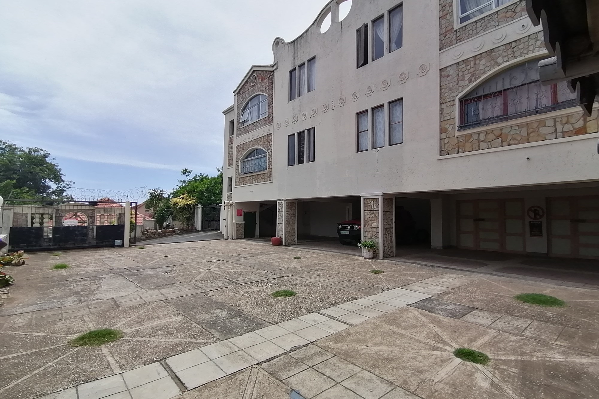 Margate. Calling All Investors, Sectional Title Building With Four Large Units