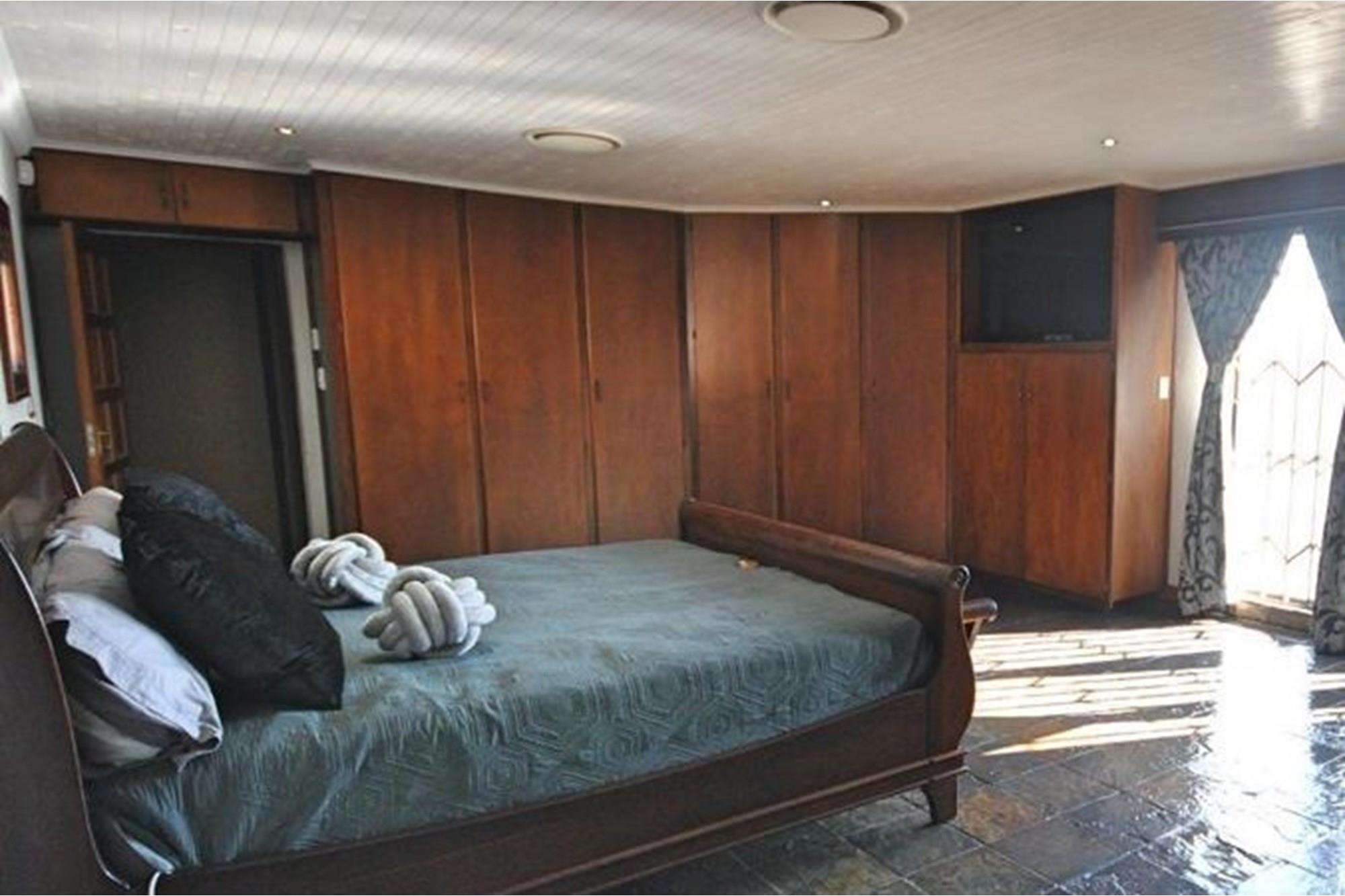 "Luxurious 4-Bed Family Home in Vaalpark Oasis"