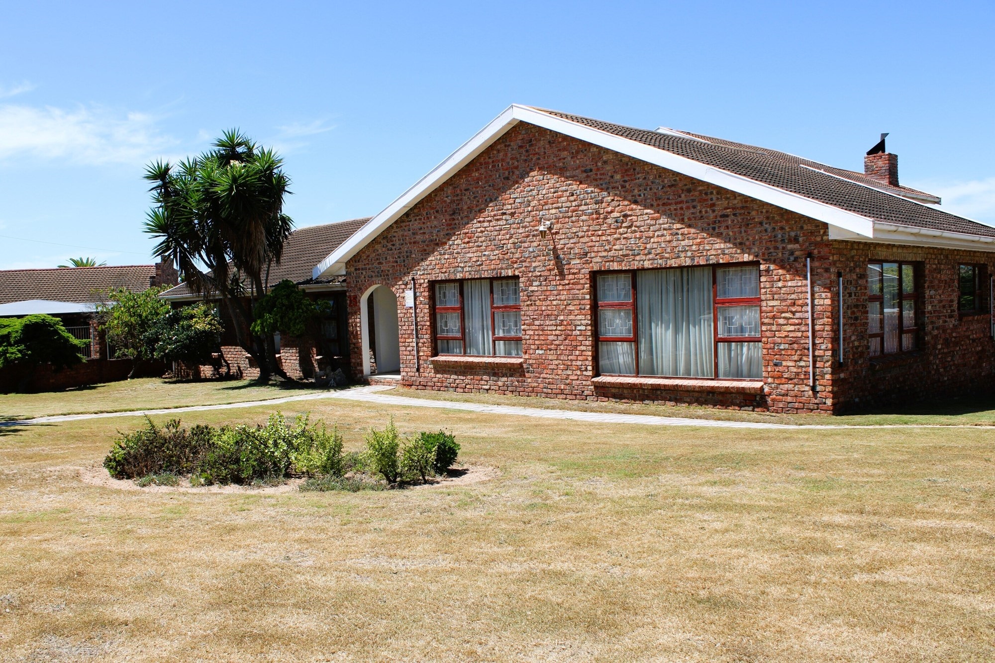 SPACIOUS FAMILY HOME IN BLUEWATER BAY