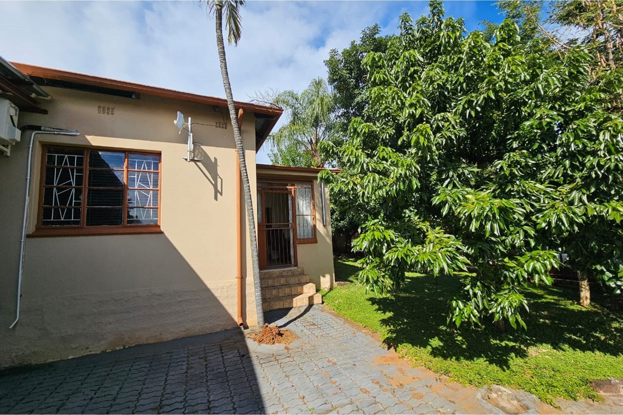 Charming 3-Bed Home with Pool and Lapa