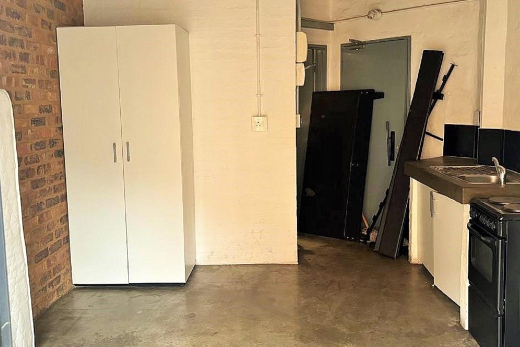 🏙️ Chic Bachelor Apartment in Trendy Downtown Johannesburg | Ideal Airbnb Investment