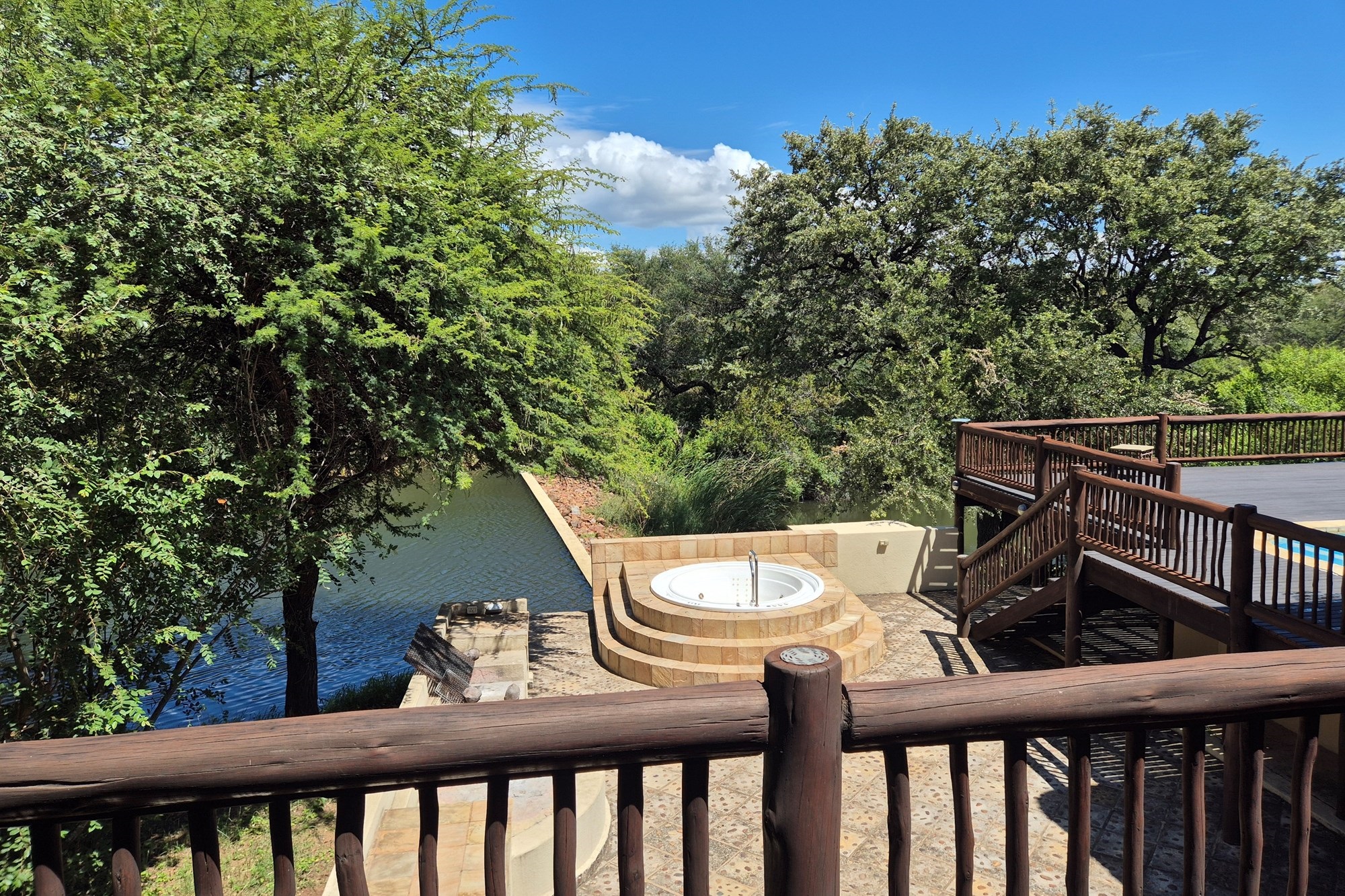 Luxurious Thatch Roof, Bushveld Home in Blyde Wildlife Estate, Hoedspruit. EXCELLENT VALUE