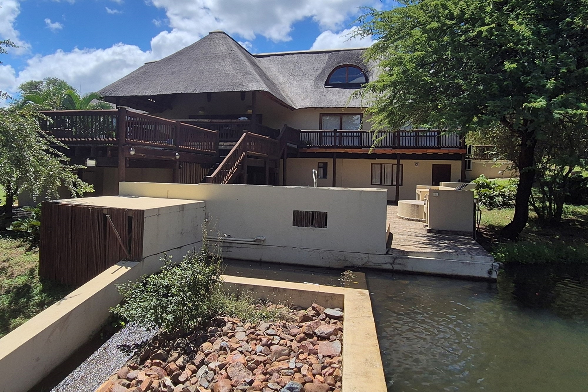 Luxurious Thatch Roof, Bushveld Home in Blyde Wildlife Estate, Hoedspruit. EXCELLENT VALUE