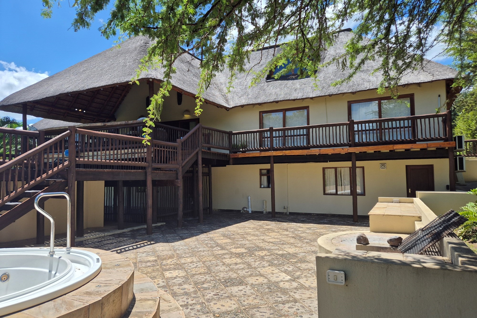 Luxurious Thatch Roof, Bushveld Home in Blyde Wildlife Estate, Hoedspruit. EXCELLENT VALUE