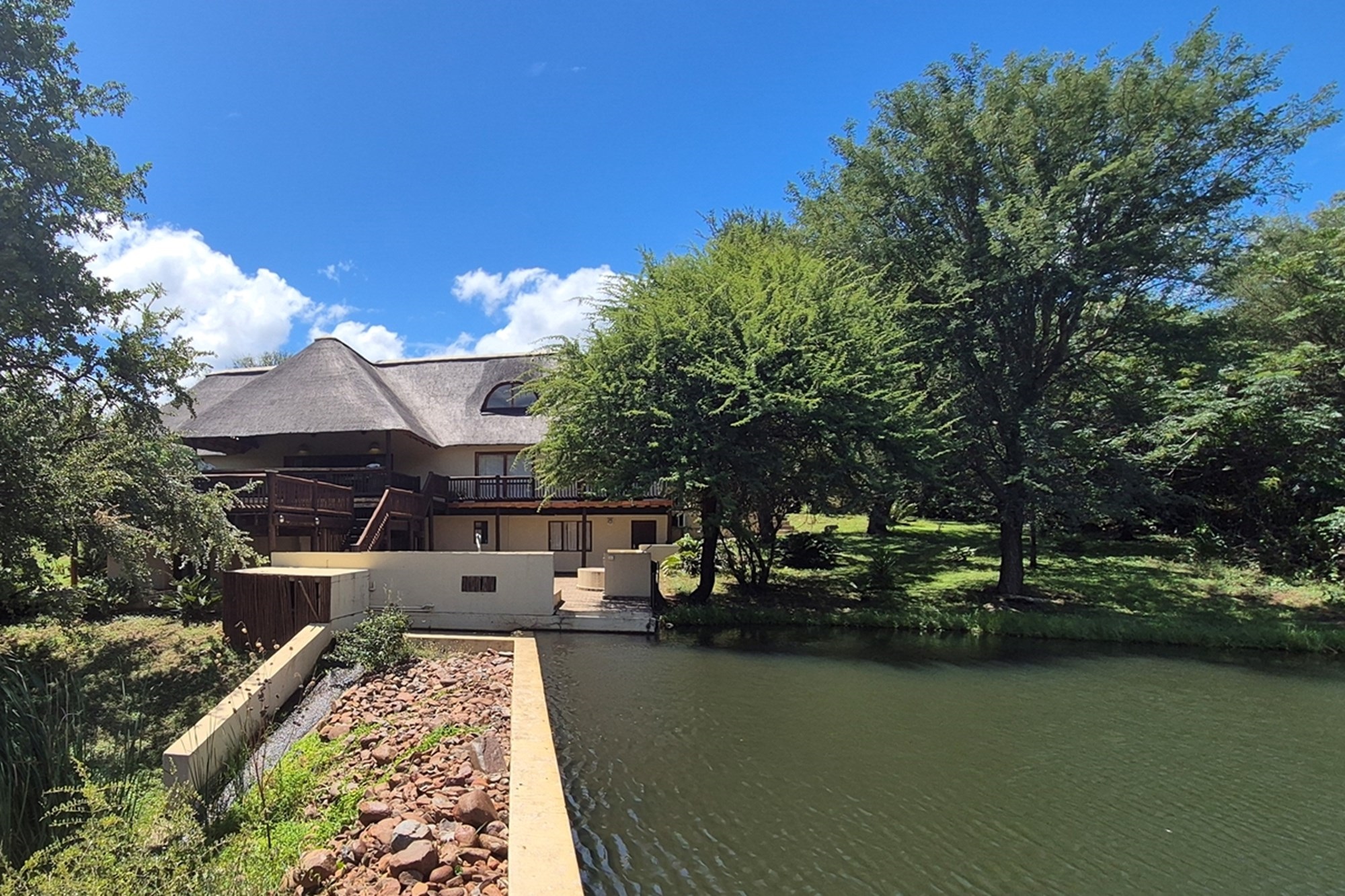 Luxurious Thatch Roof, Bushveld Home in Blyde Wildlife Estate, Hoedspruit. EXCELLENT VALUE