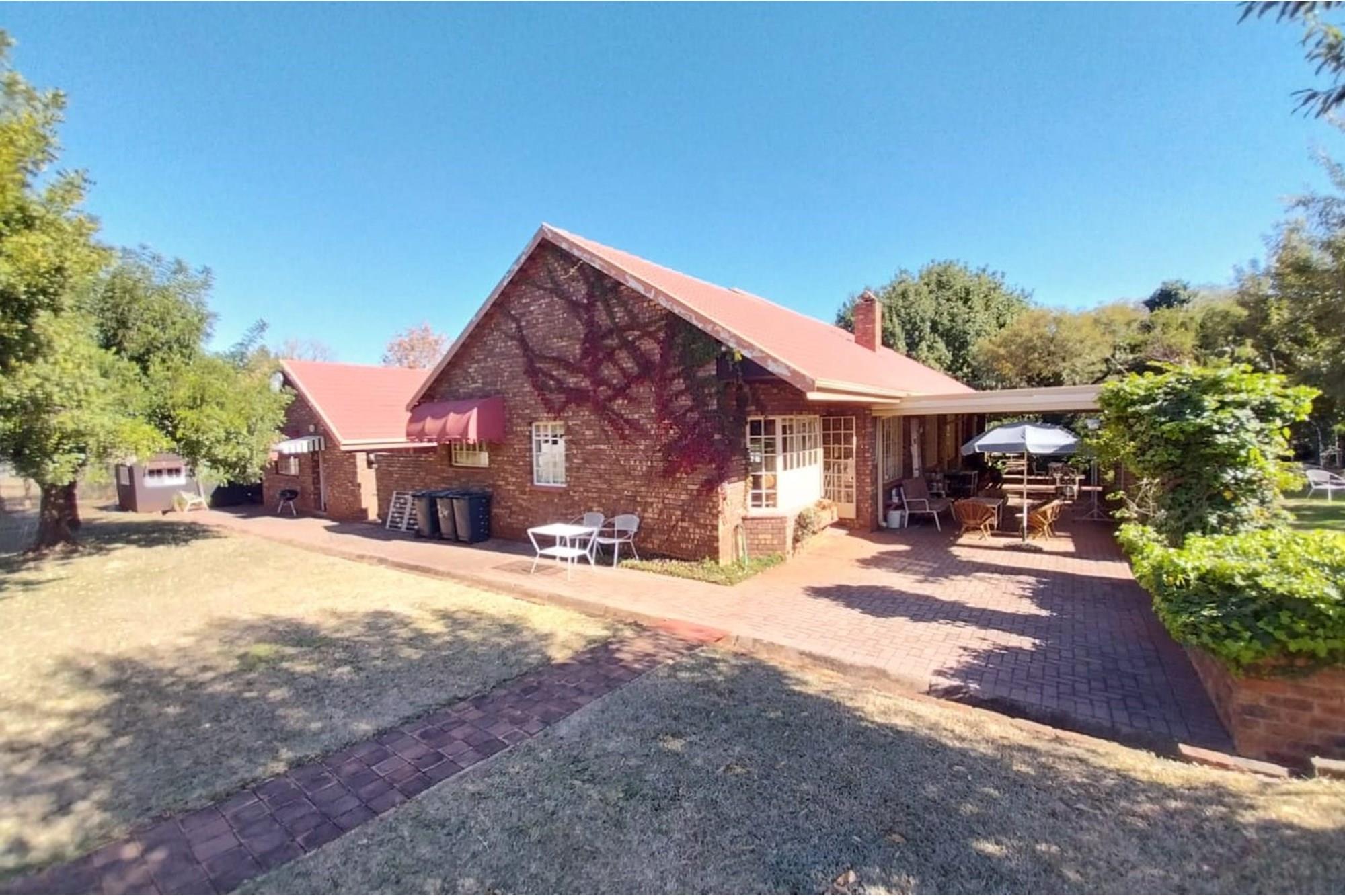 Small Holding for sale in Die Hoewes.