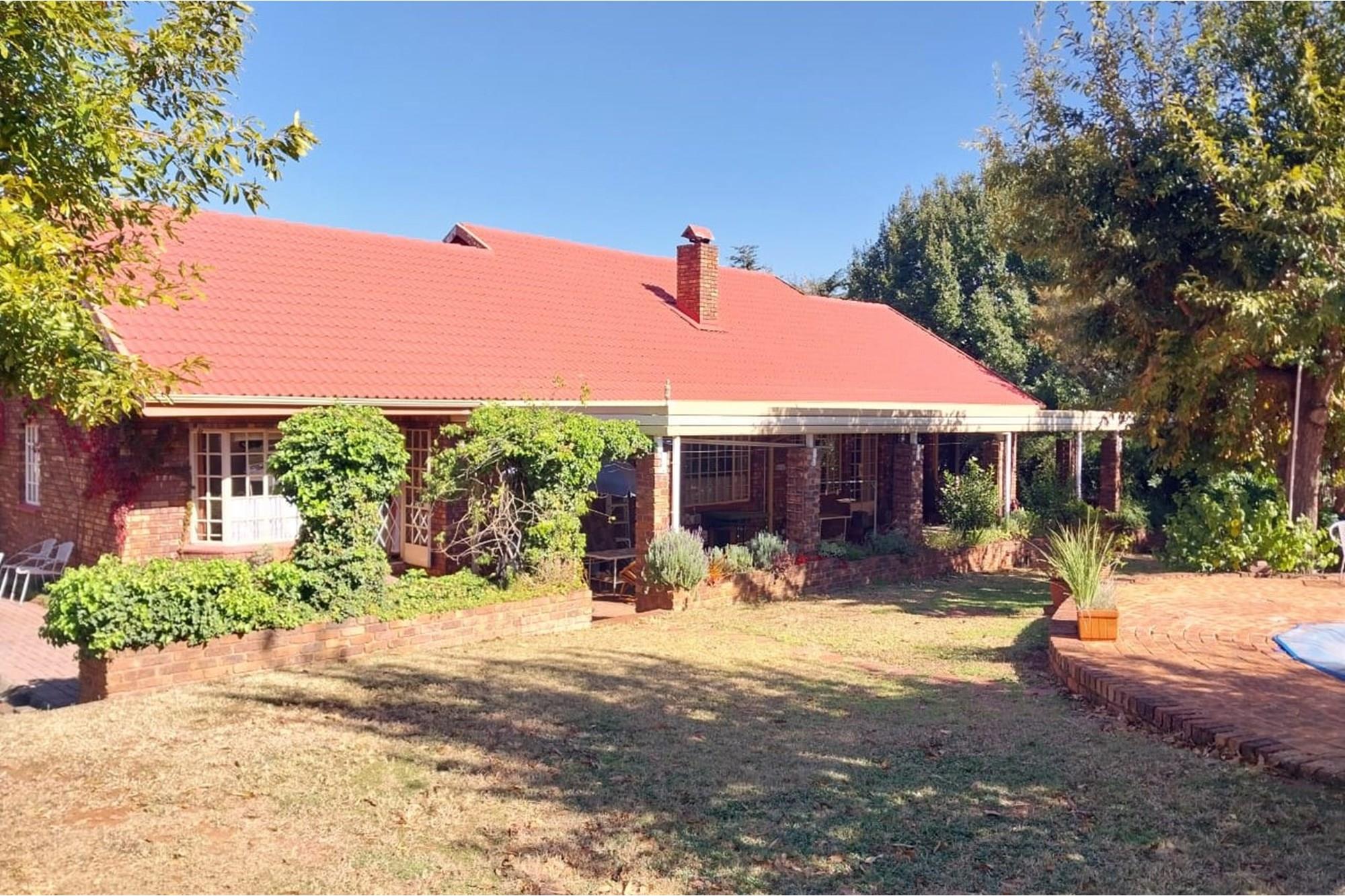 Small Holding for sale in Die Hoewes.