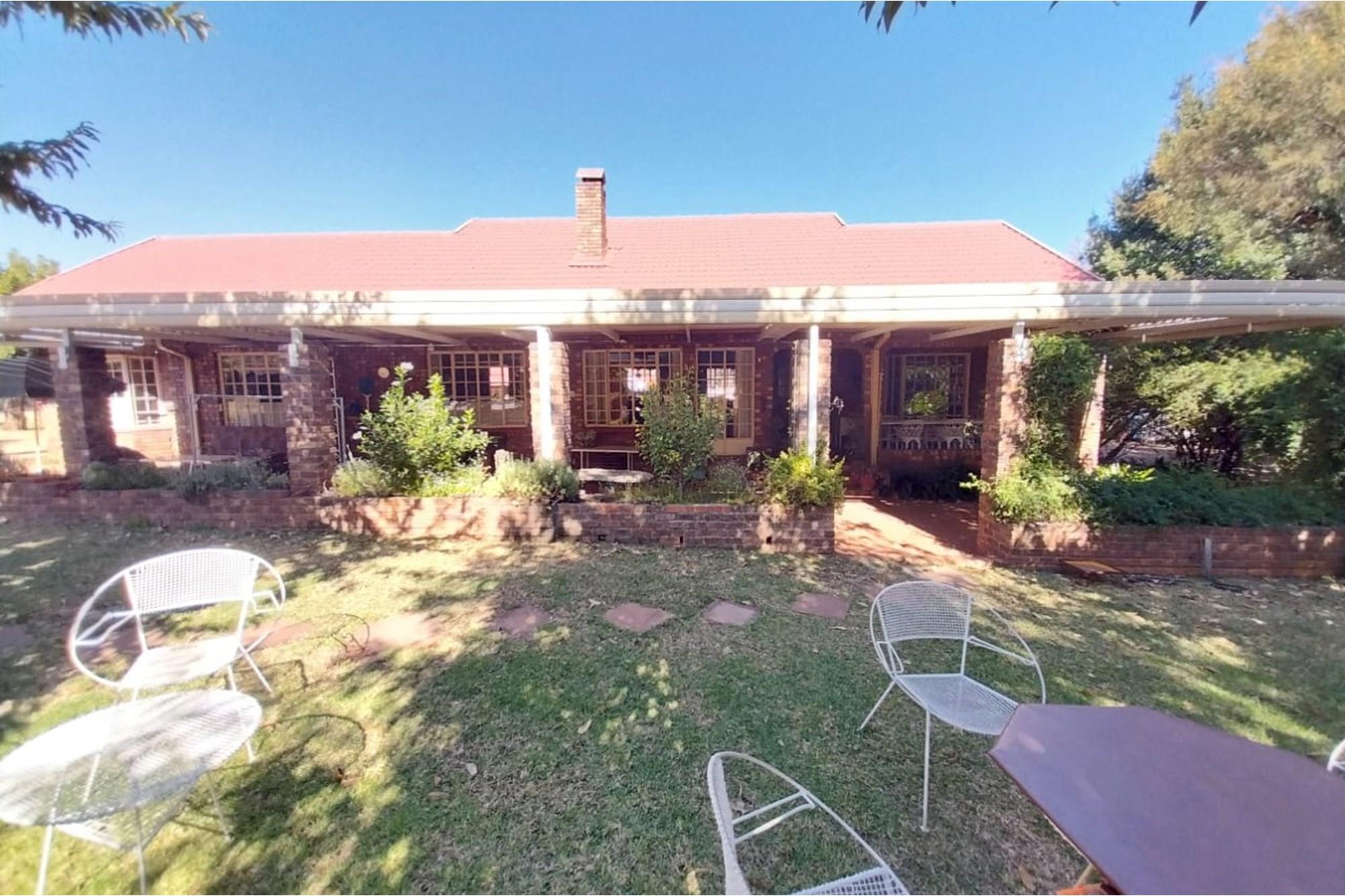 Small Holding for sale in Die Hoewes.
