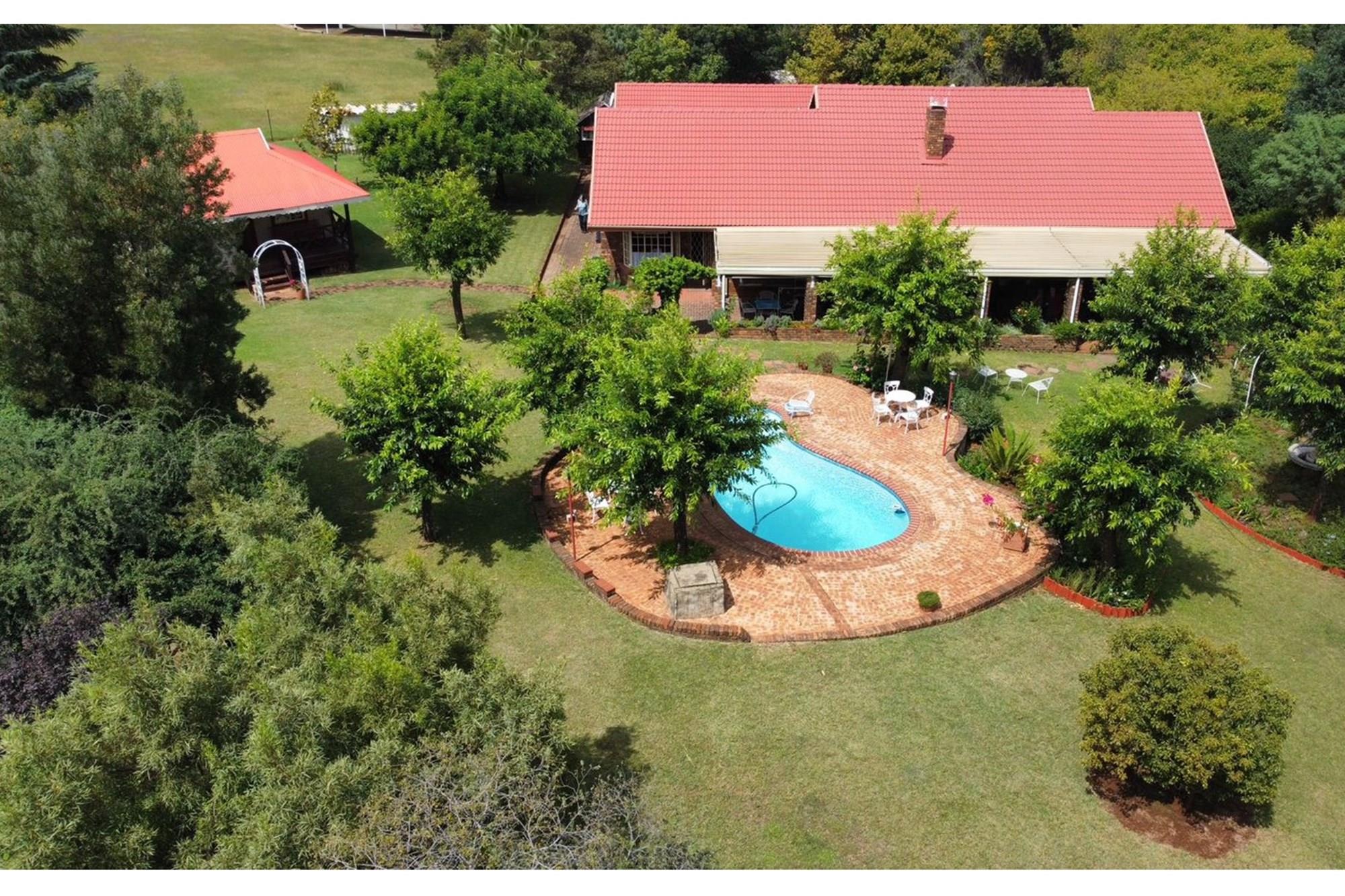 Small Holding for sale in Die Hoewes.