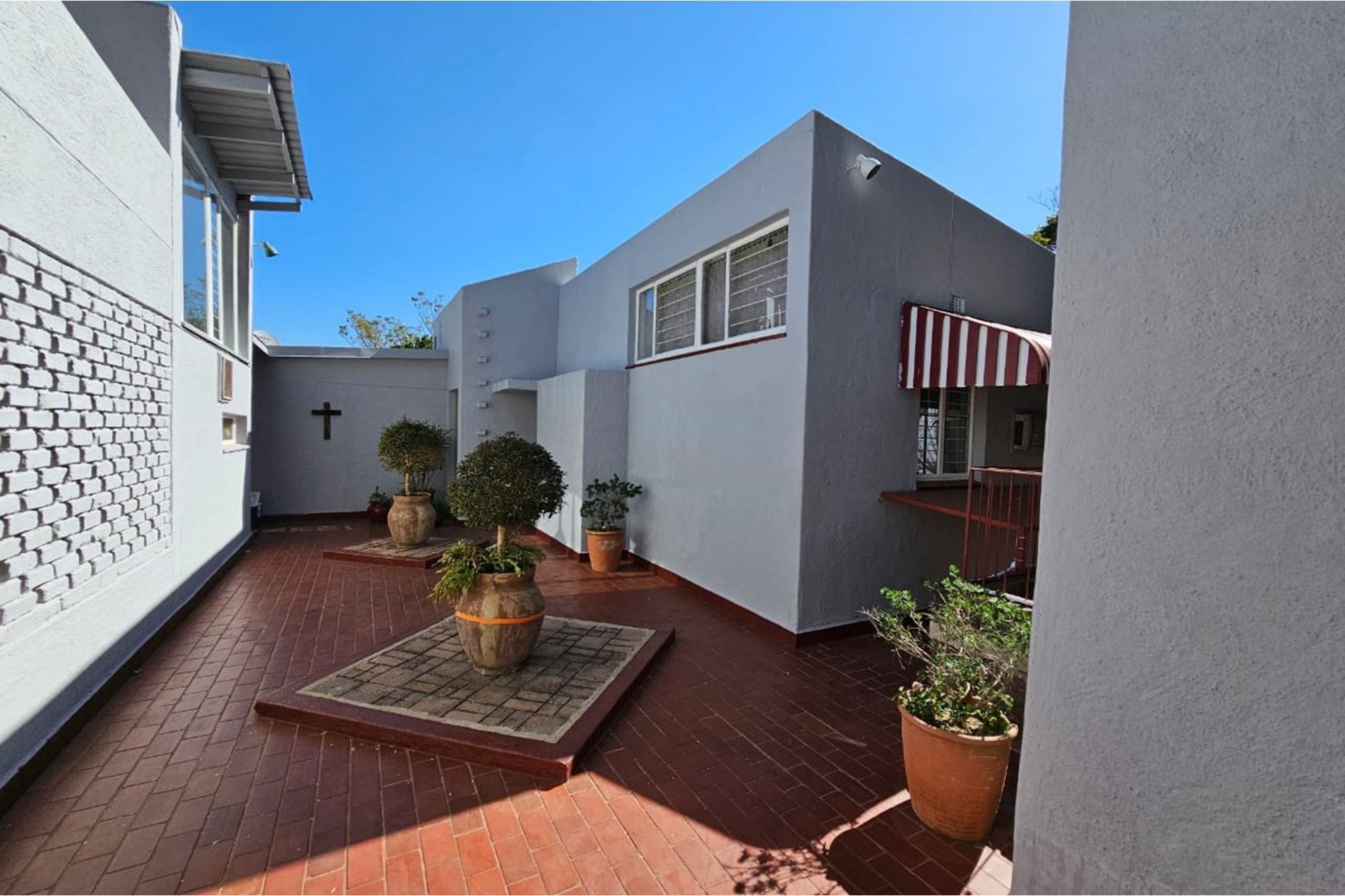 "Luxurious 3-Bed Home with Flat and Pool