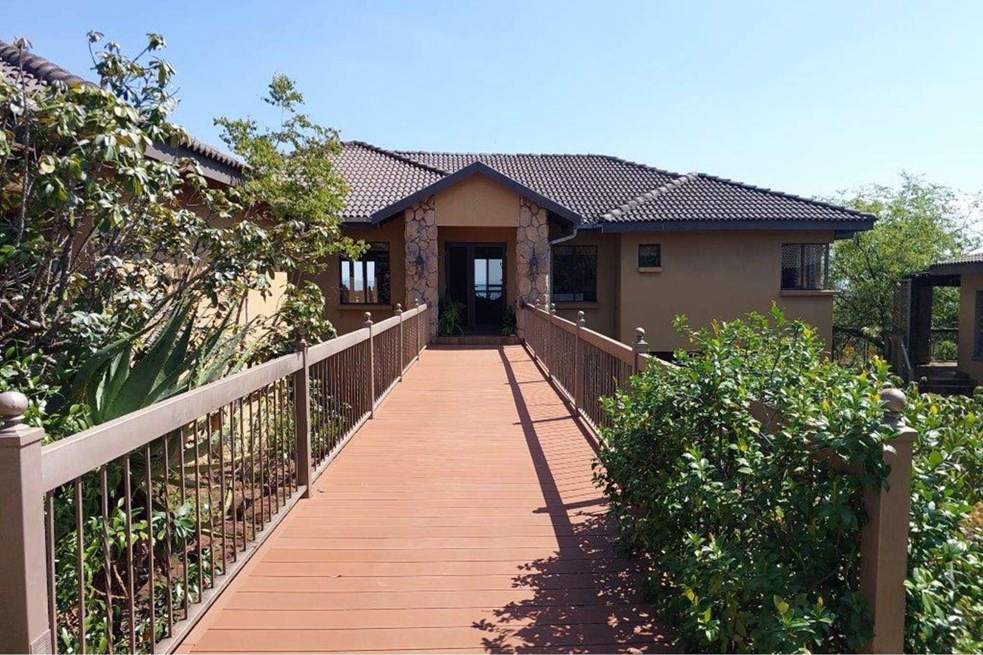 Beautiful Large house for sale in the spectacular Leopards Rock Country Estate