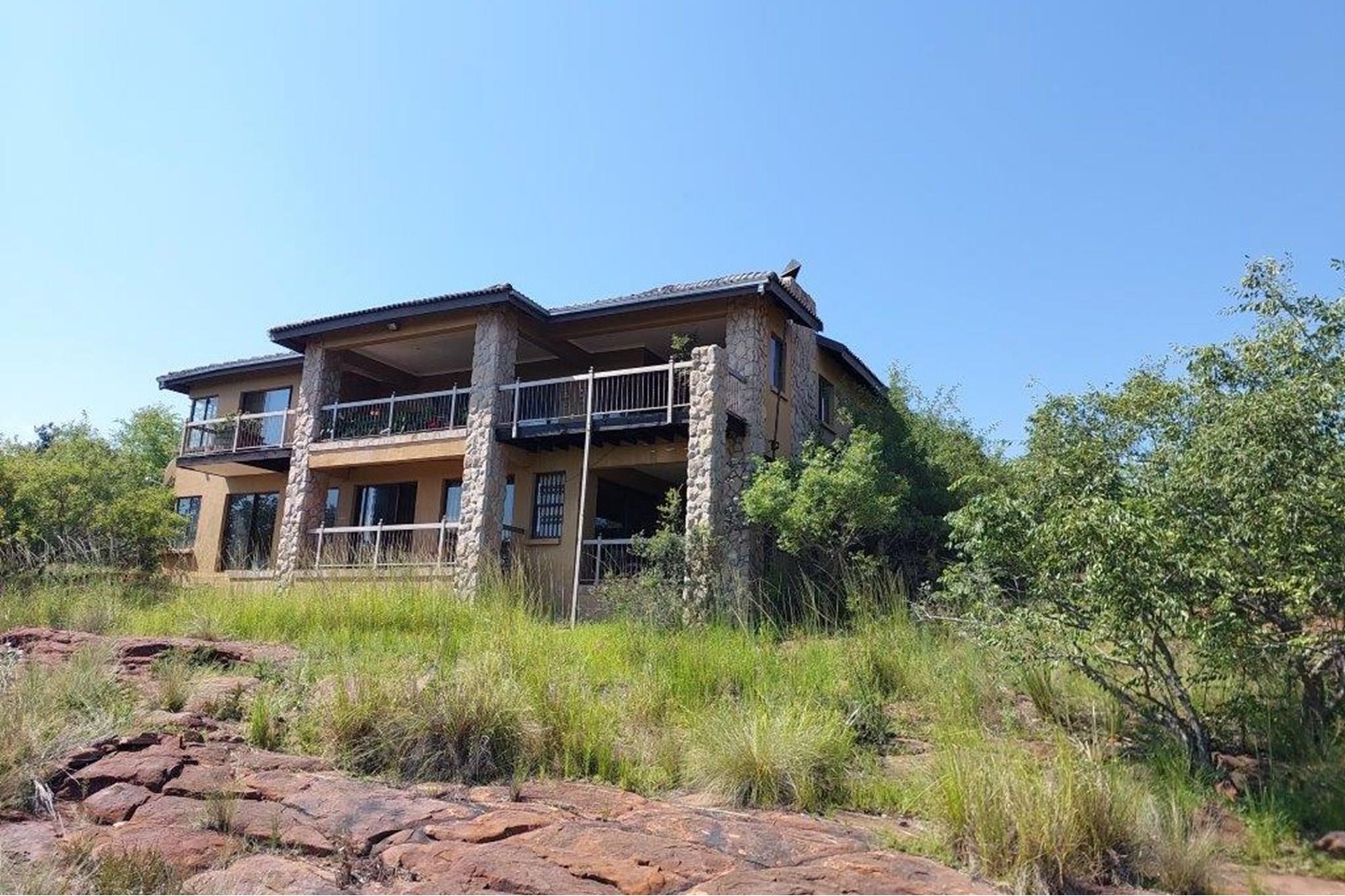 Beautiful Large house for sale in the spectacular Leopards Rock Country Estate