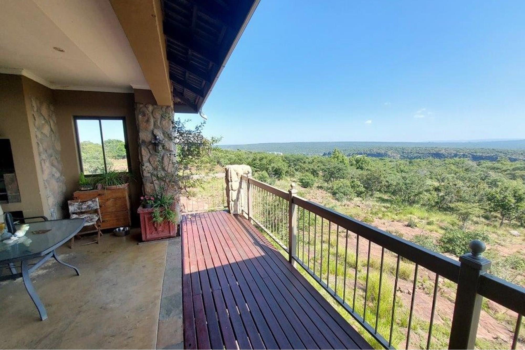 Beautiful Large house for sale in the spectacular Leopards Rock Country Estate
