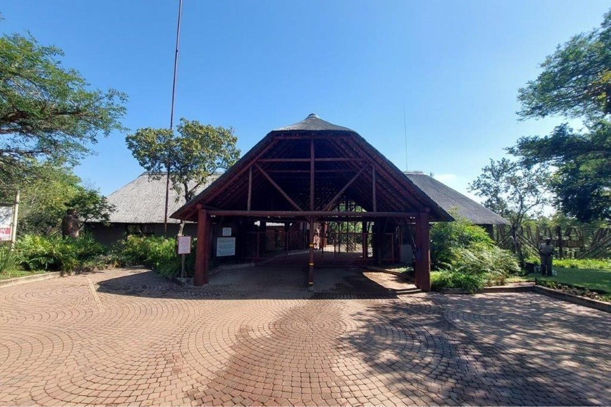 Beautiful Large house for sale in the spectacular Leopards Rock Country Estate
