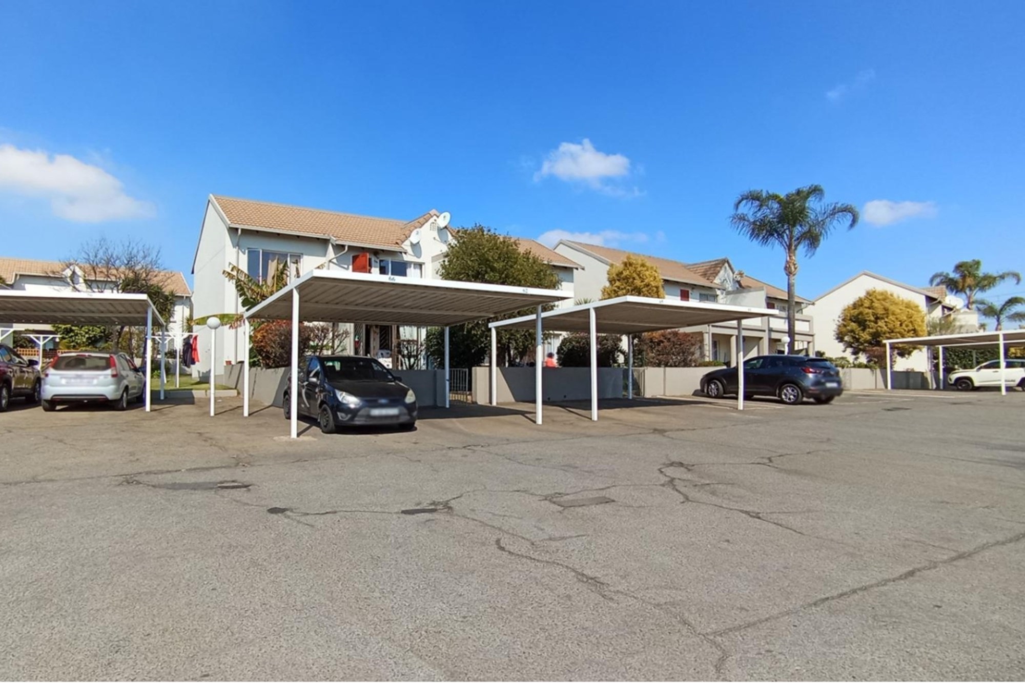 Charming Townhouse in Serene Eden Glen For Sale