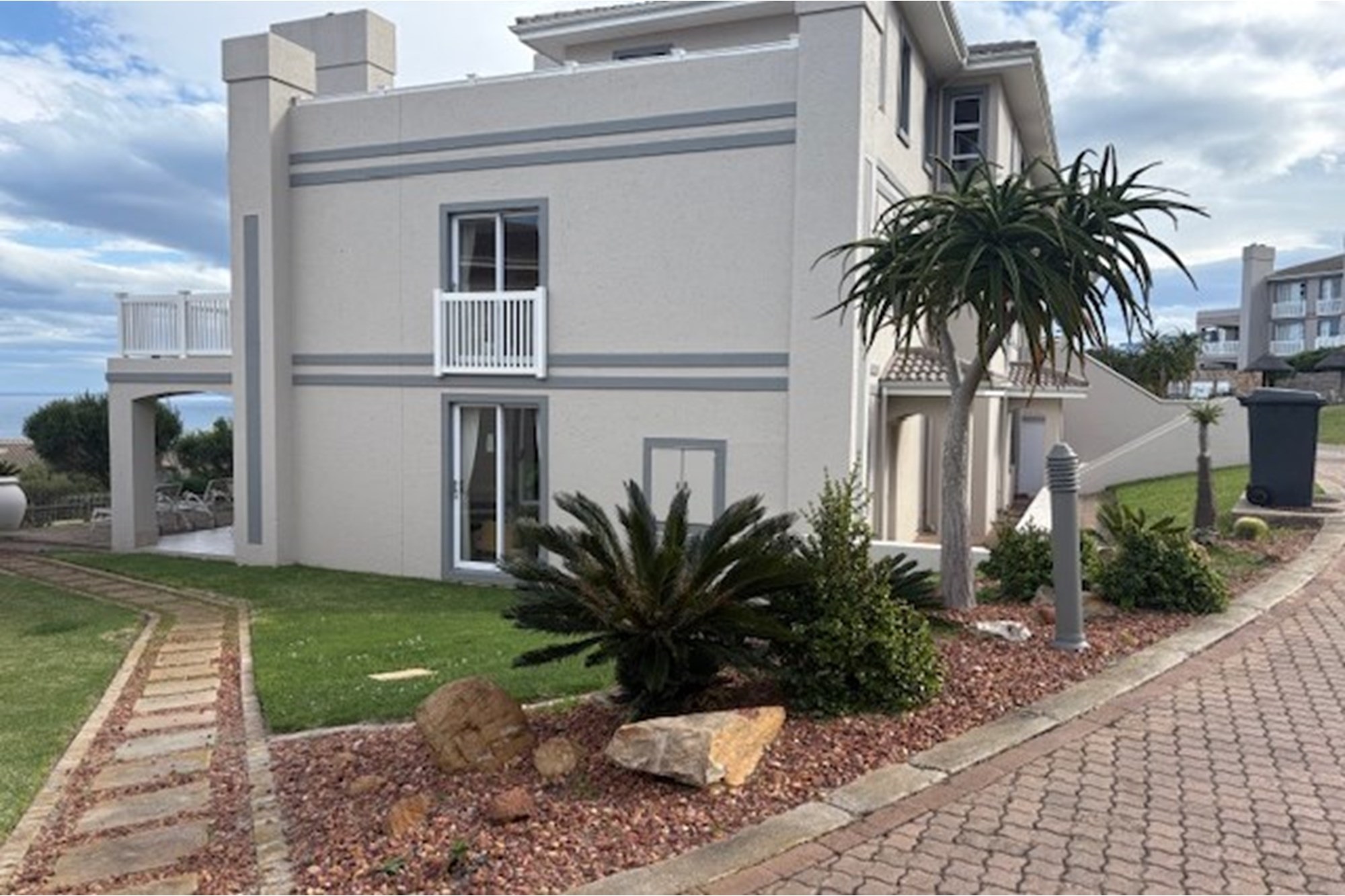 Excellent Investment Opportunity in Pinnacle Point Golf Estate!