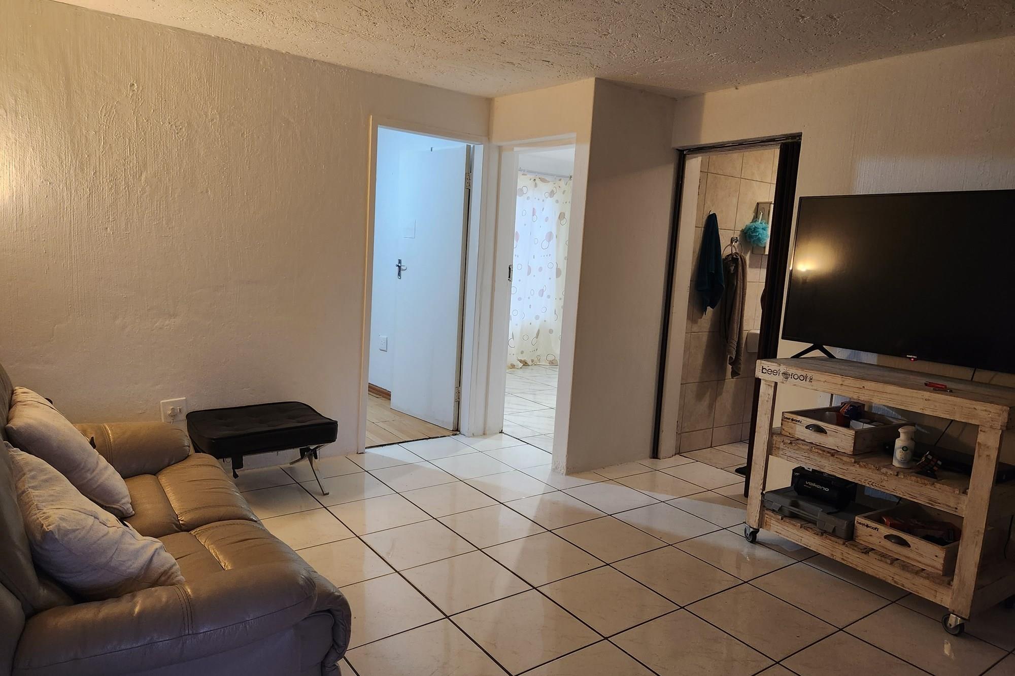 Cozy Ground Floor Apartment with Private Garden in Delarey, Roodepoort
