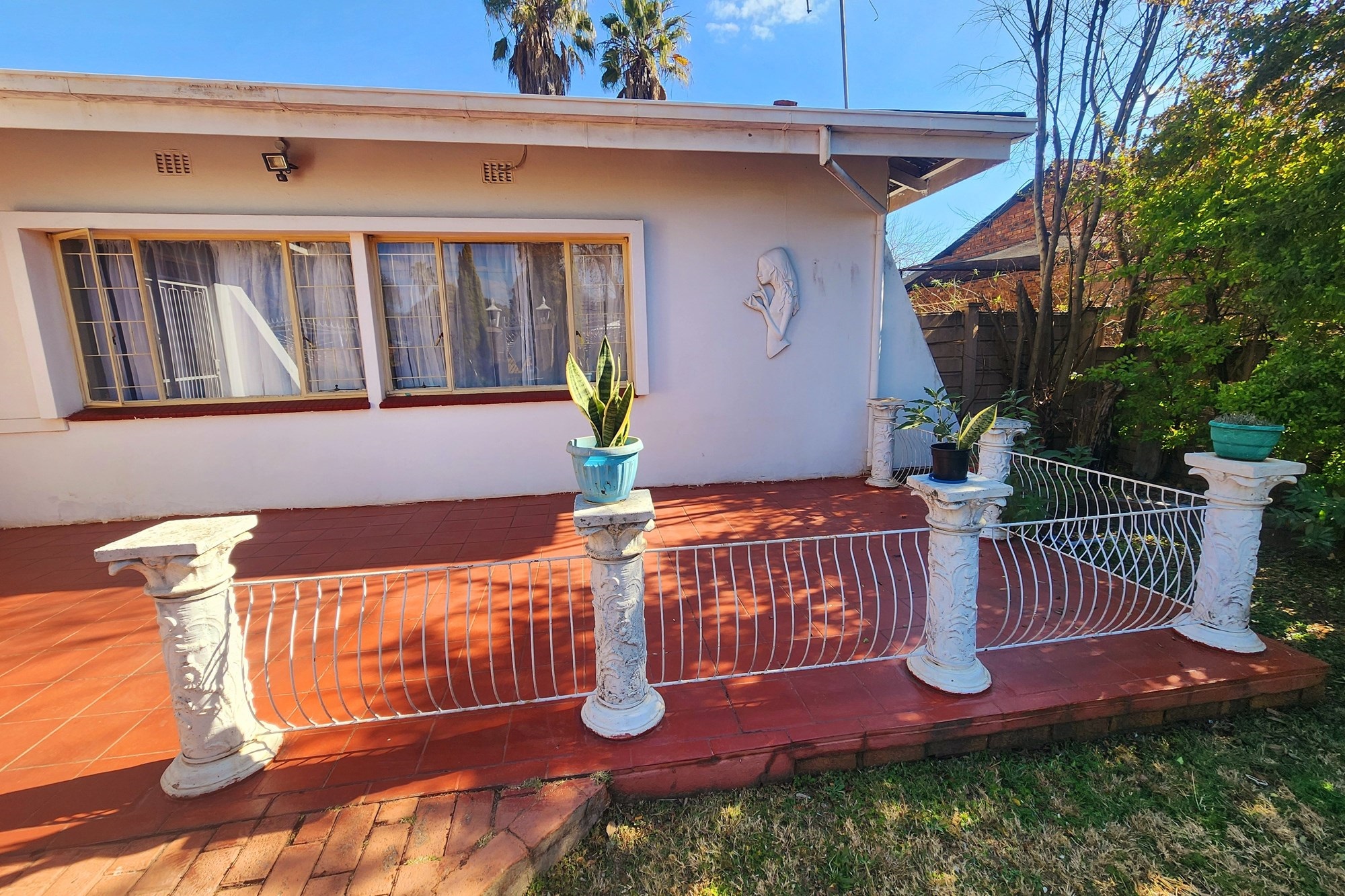 Luxury 4 bedroom Family House with Lapa, Pool and close to schools for sale